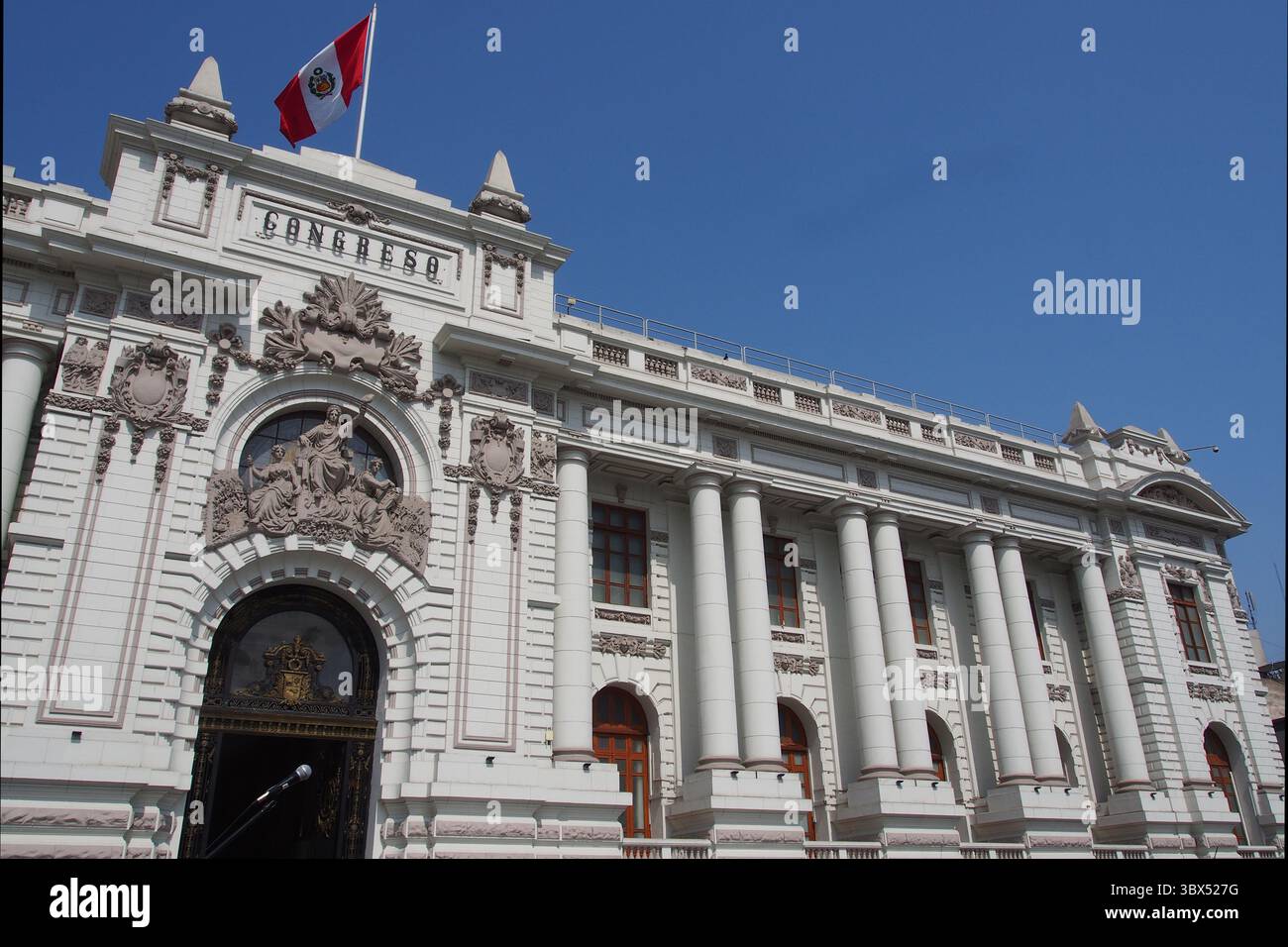 2 settembre 2021, Lima, Lima, Perù: Veduta della facciata del Congresso. La politica peruviana si mantiene molto instabile da quando Pedro Castillo, un insegnante di scuola rurale di sinistra, ha assunto la presidenza del Perù il 28 luglio (Credit Image: © Carlos Garcia Granthon/ZUMA Press Wire) Foto Stock