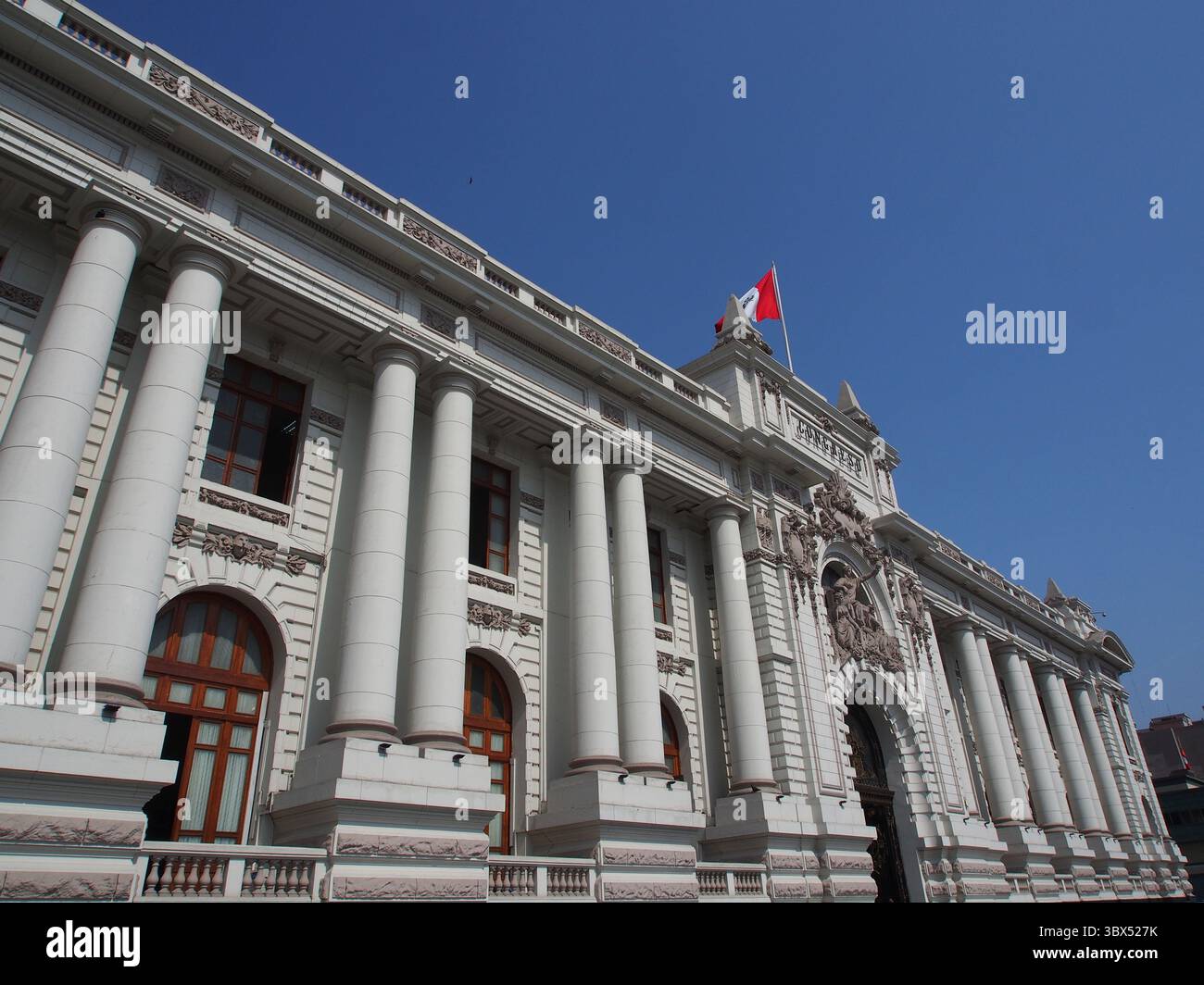 2 settembre 2021, Lima, Lima, Perù: Veduta della facciata del Congresso. La politica peruviana si mantiene molto instabile da quando Pedro Castillo, un insegnante di scuola rurale di sinistra, ha assunto la presidenza del Perù il 28 luglio (Credit Image: © Carlos Garcia Granthon/ZUMA Press Wire) Foto Stock