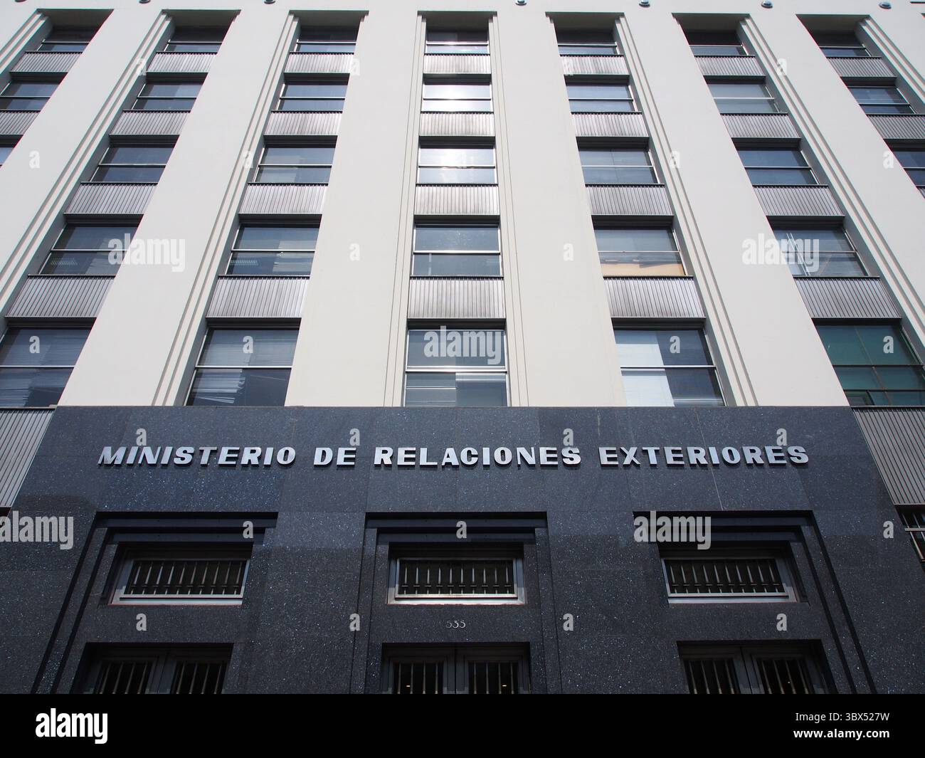 2 settembre 2021, Lima, Lima, Perù: Veduta della facciata del Ministero degli affari Esteri (Cancelleria). La politica peruviana si mantiene molto instabile da quando Pedro Castillo, insegnante di scuola rurale di sinistra, ha assunto la presidenza del Perù il 28 luglio. (Immagine di credito: © Carlos Garcia Granthon/ZUMA Press Wire) Foto Stock