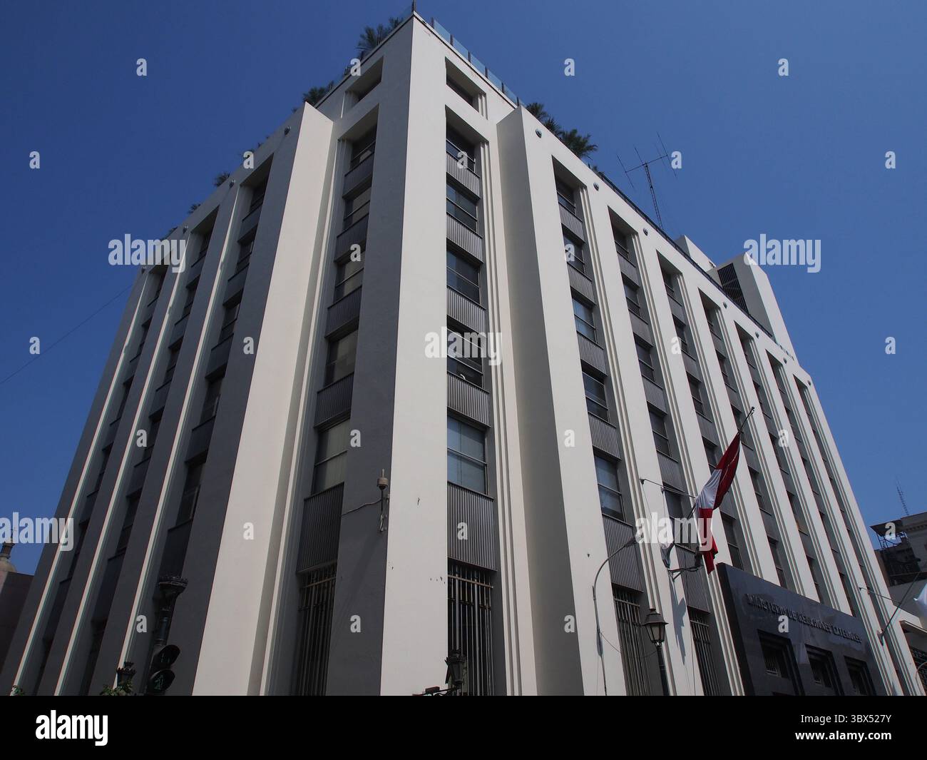 2 settembre 2021, Lima, Lima, Perù: Veduta della facciata del Ministero degli affari Esteri (Cancelleria). La politica peruviana si mantiene molto instabile da quando Pedro Castillo, insegnante di scuola rurale di sinistra, ha assunto la presidenza del Perù il 28 luglio. (Immagine di credito: © Carlos Garcia Granthon/ZUMA Press Wire) Foto Stock