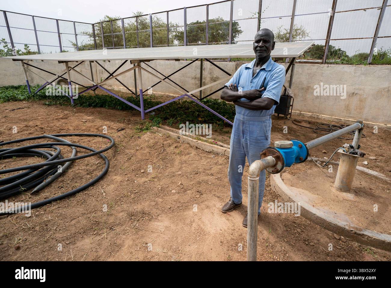30 agosto 2021, Nyala, Darfur meridionale, Sudan: AHMED ALI è un ingegnere idrico che mantiene i pannelli solari e le pompe che alimentano uno dei diversi sistemi di distribuzione dell'acqua alimentata a gravità nel campo IDP di Beliel vicino Nyala, nel Darfur meridionale, Sudan. I pozzi, i serbatoi e il sistema di distribuzione sono stati installati e sono gestiti da Norwegian Church Aid. (Immagine di credito: © Gregg Brekke/ZUMA Press Wire) Foto Stock