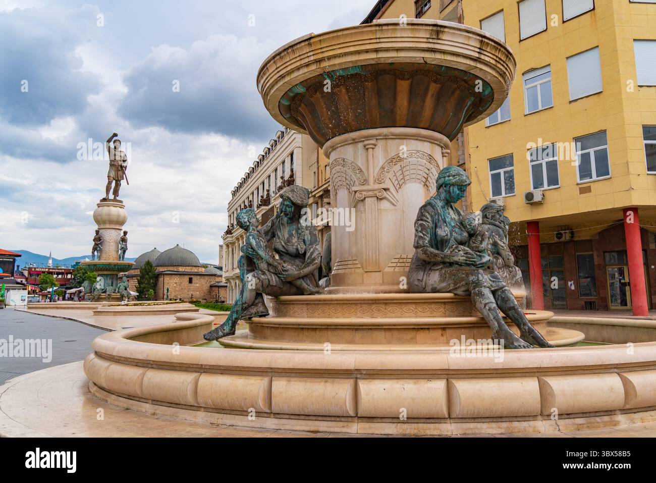 Fontana Olimpia madre di Alessandro III a Skopje, Macedonia del Nord Foto Stock
