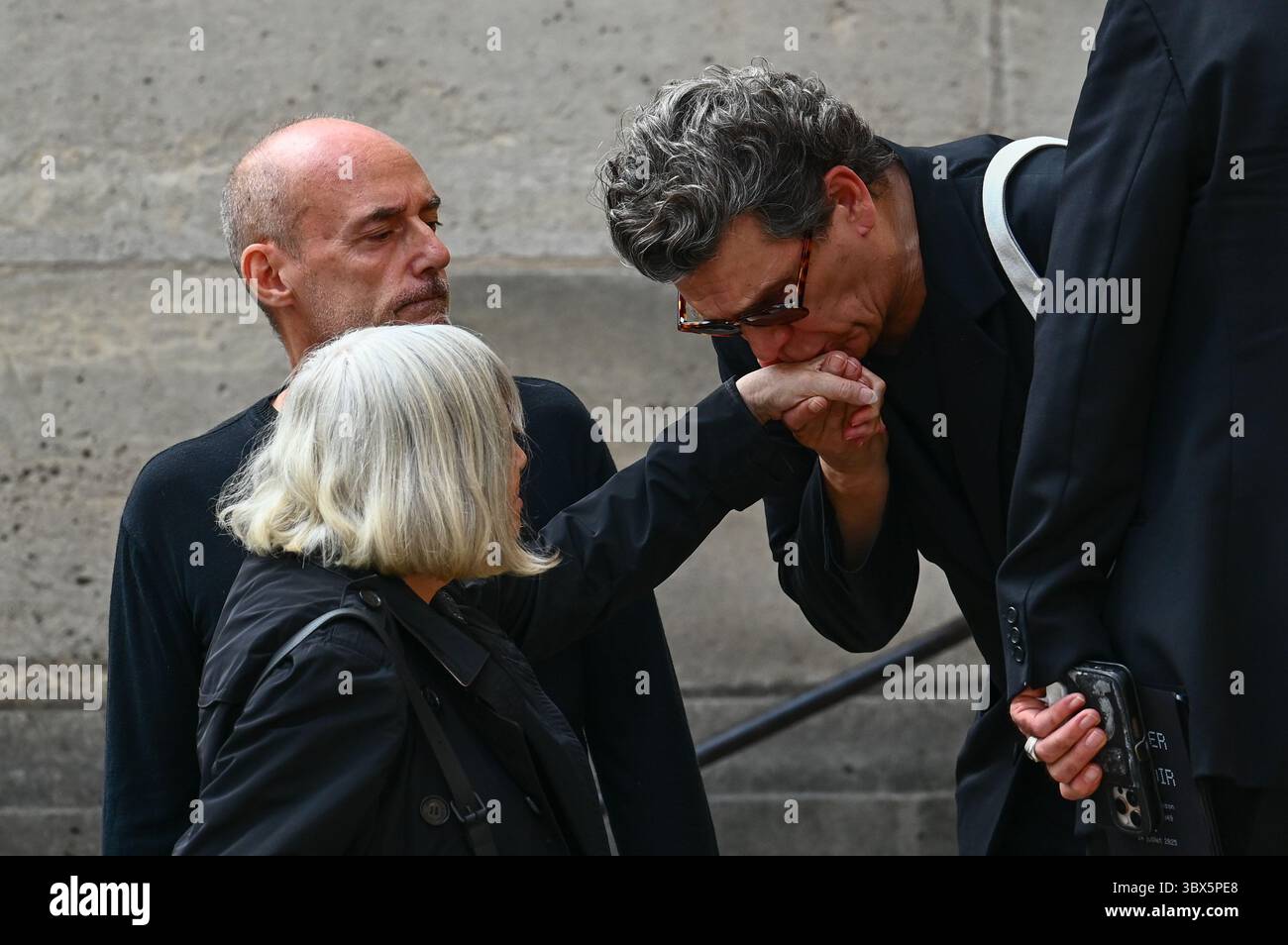 Parigi, Francia. 17 luglio 2025. Marc Lavoine e Marie-France Briere assistono ai funerali del presentatore televisivo e pubblicista Thierry Ardisson alla chiesa di Saint Roch, Parigi, 17 luglio 2025. - 17/07/2025 - Francia/Ile-de-France (regione)/Parigi - Julien Mattia/le Pictorium credito: LE PICTORIUM/Alamy Live News Foto Stock