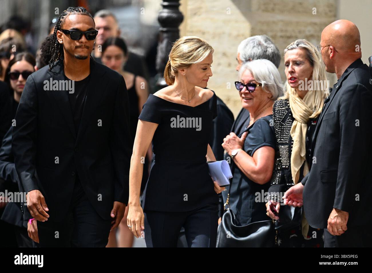 Parigi, Francia. 17 luglio 2025. Arrivo di Audrey Crespo-Mara e dei suoi figli al funerale della conduttrice televisiva e pubblicista Thierry Ardisson alla chiesa di Saint Roch, Parigi, 17 luglio 2025. - 17/07/2025 - Francia/Ile-de-France (regione)/Parigi - Julien Mattia/le Pictorium credito: LE PICTORIUM/Alamy Live News Foto Stock