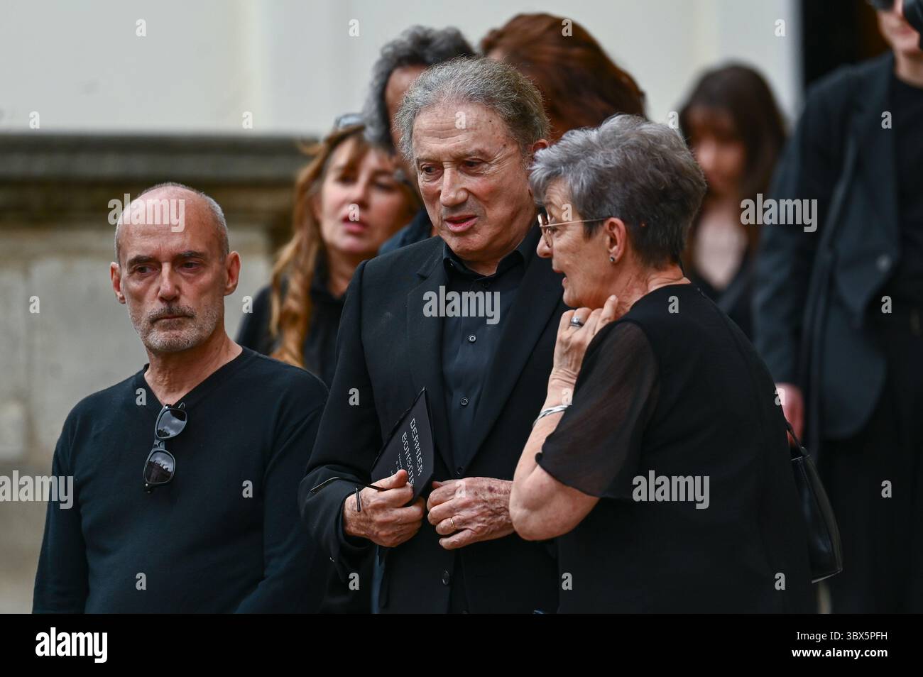 Parigi, Francia. 17 luglio 2025. L'uscita di Michel Drucker al funerale del presentatore televisivo e pubblicista Thierry Ardisson alla chiesa di Saint Roch, Parigi, 17 luglio 2025. - 17/07/2025 - Francia/Ile-de-France (regione)/Parigi - Julien Mattia/le Pictorium credito: LE PICTORIUM/Alamy Live News Foto Stock