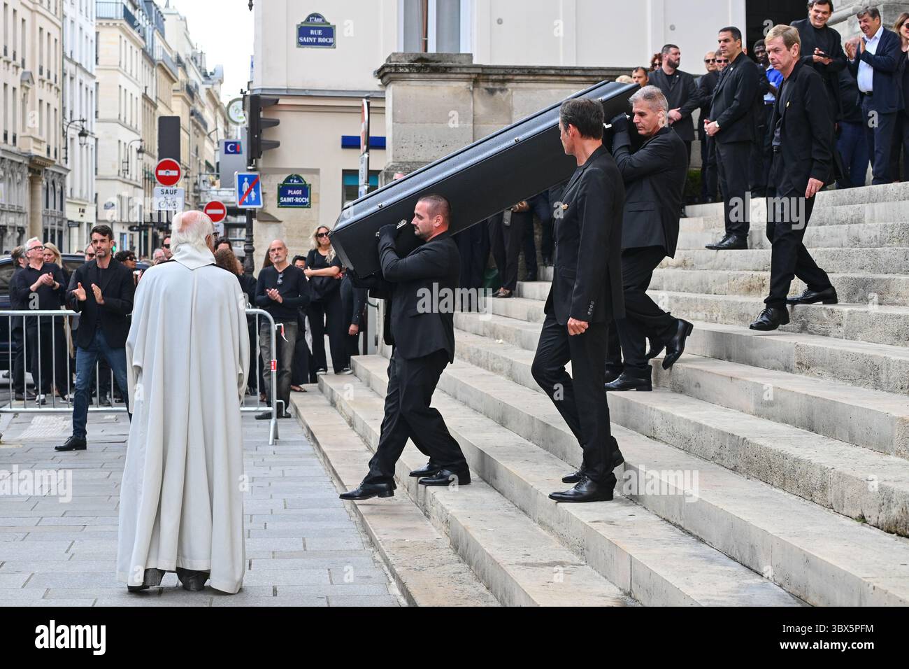 Parigi, Francia. 17 luglio 2025. Partenza della bara al funerale del presentatore televisivo e pubblicista Thierry Ardisson alla chiesa di Saint Roch, 17 luglio 2025, Parigi. - 17/07/2025 - Francia/Ile-de-France (regione)/Parigi - Julien Mattia/le Pictorium credito: LE PICTORIUM/Alamy Live News Foto Stock