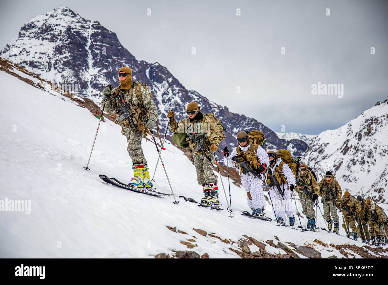 27 agosto 2021 - ValparaÃ­so, Cile - soldati dell'esercito degli Stati Uniti assegnati alla compagnia Bravo, 2° Battaglione, 87° Reggimento di fanteria, 2° Brigata Combat Team, 10° Divisione montagna, e soldati dell'esercito cileno assegnati alla 3° Divisione montagna, sci di fondo presso la Scuola di montagna dell'esercito cileno a Portillo, Cile 27 agosto 2021. I soldati impararono le basi del freddo, della guerra di montagna, tra cui i fondamentali di sopravvivenza, movimento e combattimento, come parte dell'esercitazione Southern Vanguard 2021 tra soldati statunitensi e cileni. (Immagine di credito: © Joshua Taeckens/U.S. Army/ZUMA Press Wire Service/ZUMAPRESS.com) Foto Stock