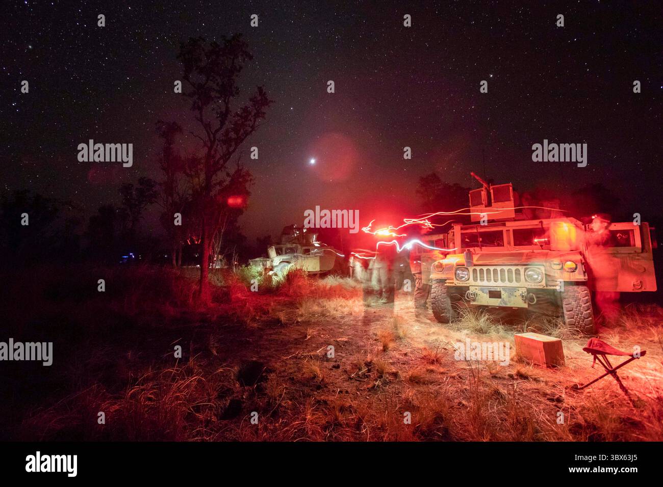 28 agosto 2021 - Bradshaw Field Training area, Northern Territory, Australia - U.S. Marines con il plotone rosso, Marine Rotational Force Darwin, preparano le loro armi a cavallo e Humvee per il giorno successivo di uno scenario di fuoco vivo durante l'esercitazione Koolendong, Bradshaw Field Training area, NT, Australia, 28 agosto 2021. Il plotone rosso CAAT si preparò per l'operazione successiva mentre era posizionato con altri veicoli d'assalto meccanizzati. Esercitazioni come Koolendong convalidano la capacità del MRF-dÂ€™S e dell'Australian Defence forceÂ di condurre operazioni di comando e controllo di spedizione, dem Foto Stock