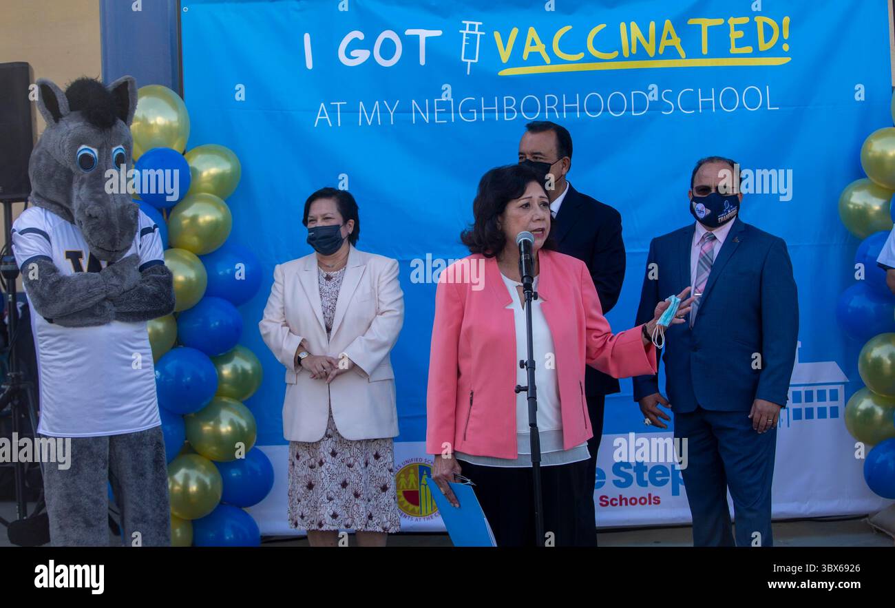 30 agosto 2021, Los Angeles, California, Stati Uniti: LA County Supervisor Hilda Solis parla ad una clinica di vaccinazione mobile tenutasi presso la Woodrow Wilson High School nella zona di El Sereno a Los Angles il 30 agosto 2021. Il Board of Education ha approvato oggi un mandato che prevede che tutti i bambini dai 12 anni in su nelle scuole pubbliche di Los Angeles debbano essere vaccinati completamente contro il Covid-19 entro gennaio per andare nei campus LAUSD. È il primo grande distretto scolastico degli Stati Uniti a farlo. (Immagine di credito: © Jill Connelly/ZUMA Press Wire) Foto Stock
