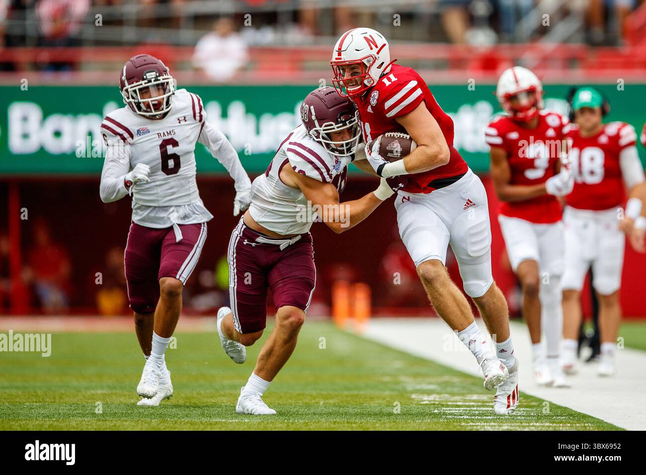 4 settembre 2021 - Lincoln, Nebraska. USA - il tight end dei Nebraska Cornhuskers Austin Allen n. 11 protegge il pallone dopo una ricezione contro il linebacker dei Fordham Rams James Conway n. 48 in azione durante una partita di football della NCAA Division 1 tra i Fordham Rams e i Nebraska Cornhuskers al Memorial Stadium di Lincoln, Nebraska. .Nebraska ha vinto 52-7.partecipazione: 85.938.Michael Spomer/Cal Sport Media(Credit Image: &Copy; Michael Spomer/CSM via ZUMA Wire) Foto Stock
