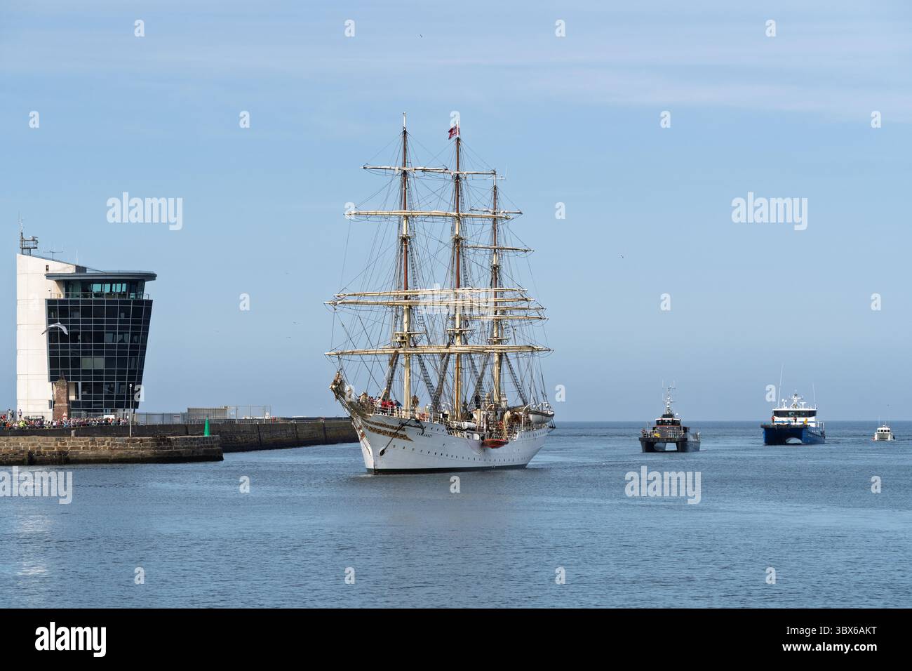 Aberdeen Harbour, Aberdeen City, Regno Unito. 17 luglio 2025. Questa è Sorlandet ed è la nave più antica e più autentica del mondo completamente attrezzata ancora in servizio attivo. La nave fu costruita nel 1927. Arrivò all'interno del porto di Aberdeen per le navi alte 2025. Crediti: JASPERIMAGE/Alamy Live News Foto Stock