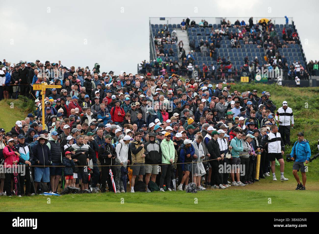 Grande folla che segue Shane Lowry fuori nel primo giorno di campionato del 153° Open Golf Championship al Royal Portrush Desmond Loughery pacemaker press Credit: MB Media Solutions/Alamy Live News Foto Stock
