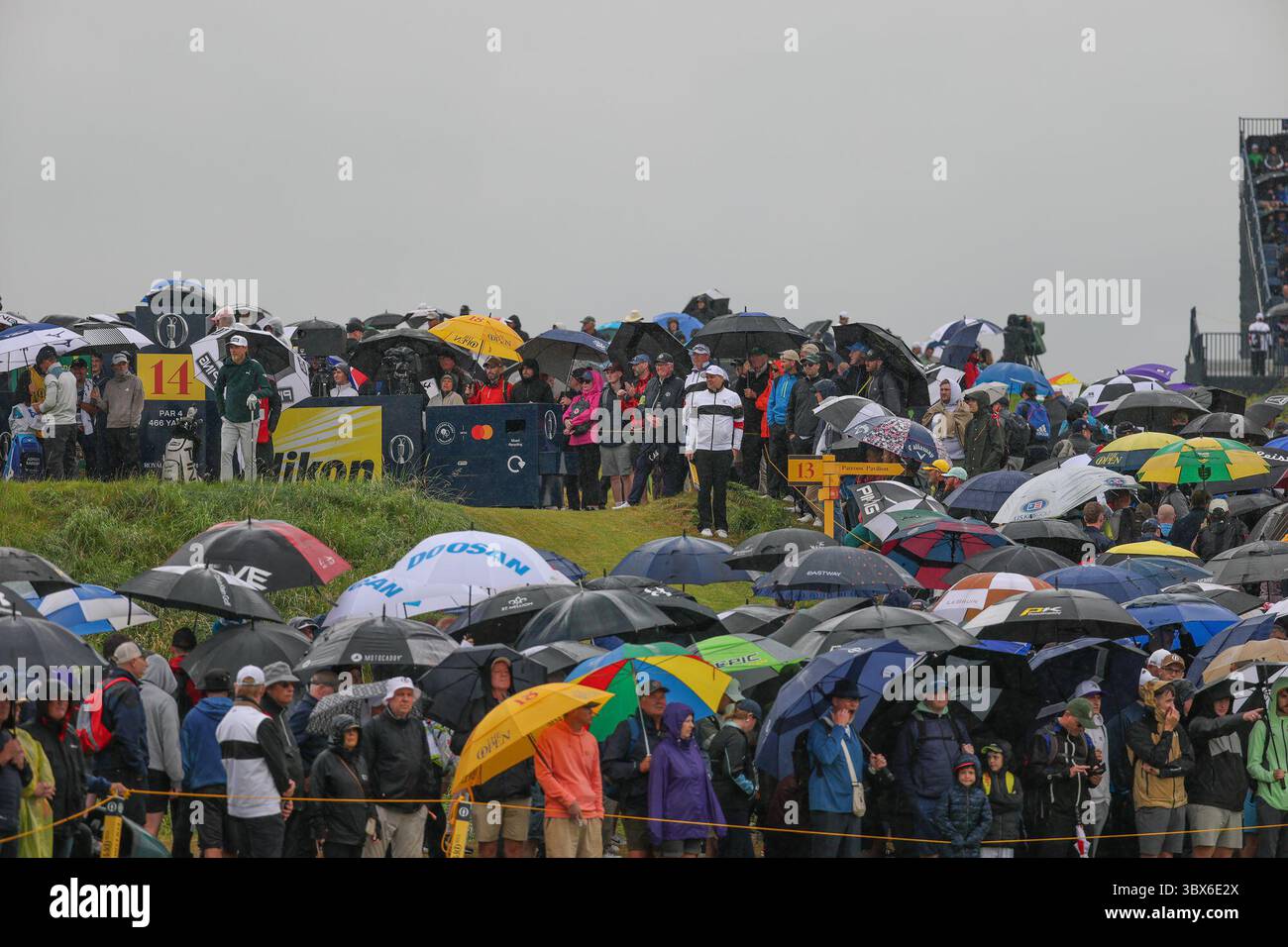 Grande affluenza al primo giorno di campionato del 153° Open Golf Championship al Royal Portrush Desmond Loughery pacemaker press Credit: MB Media Solutions/Alamy Live News Foto Stock
