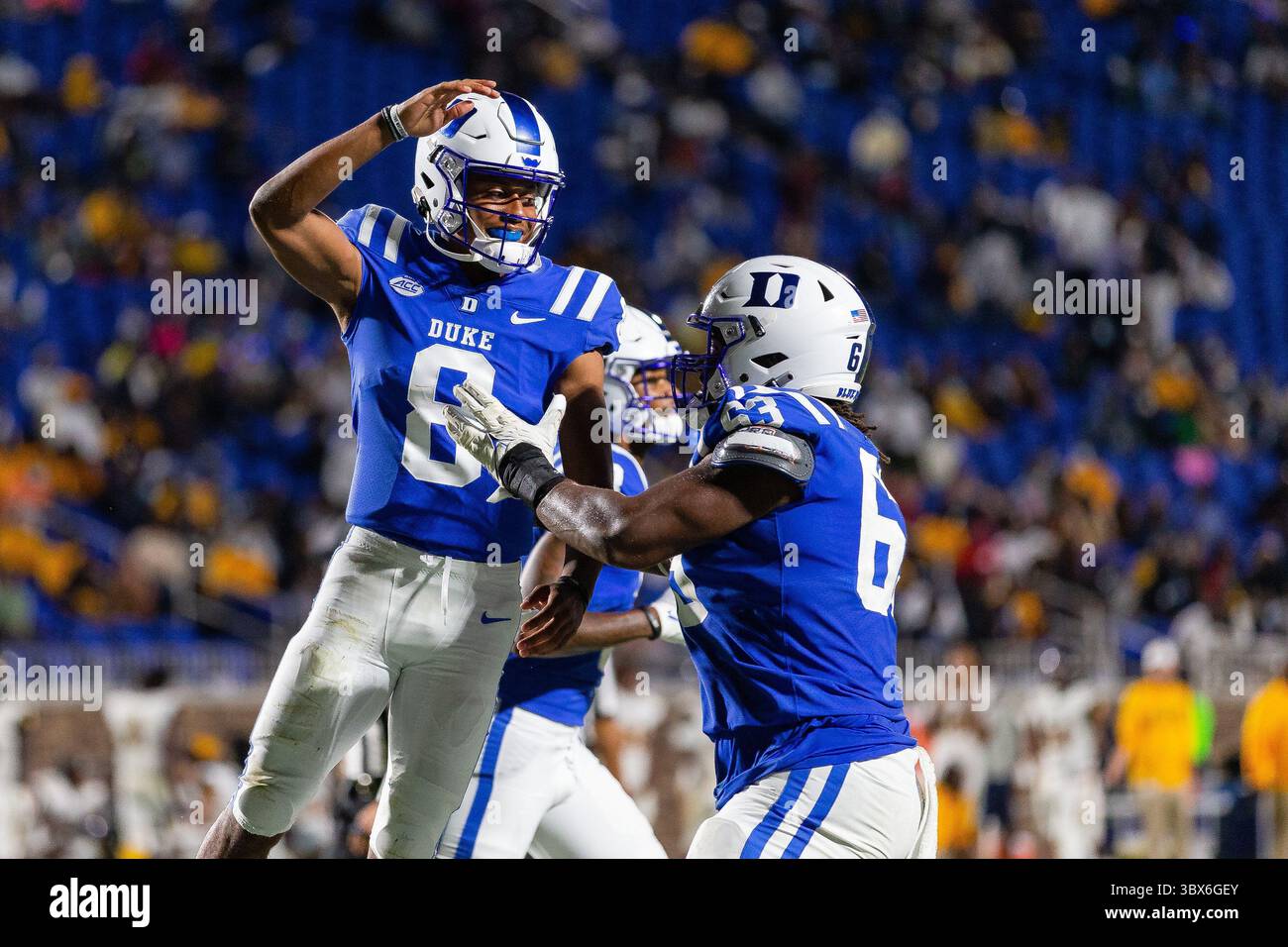 10 settembre 2021: Il quarterback dei Duke Blue Devils Jordan Moore (8) festeggia con la guardia Jacob Monk (63) nel terzo quarto della partita di calcio NCAA al Wallace Wade Stadium di Durham, NC. (Scott Kinser/Cal Sport Media)(immagine di credito: &Copy; Scott Kinser/CSM tramite cavo ZUMA) Foto Stock 10 settembre 2021: Il quarterback dei Duke Blue Devils Jordan Moore (8) festeggia con la guardia Jacob Monk (63) nel terzo quarto della partita di calcio NCAA al Wallace Wade Stadium di Durham, NC. (Scott Kinser/Cal Sport Media)(immagine di credito: &Copy; Scott Kinser/CSM tramite cavo ZUMA) Foto Stock