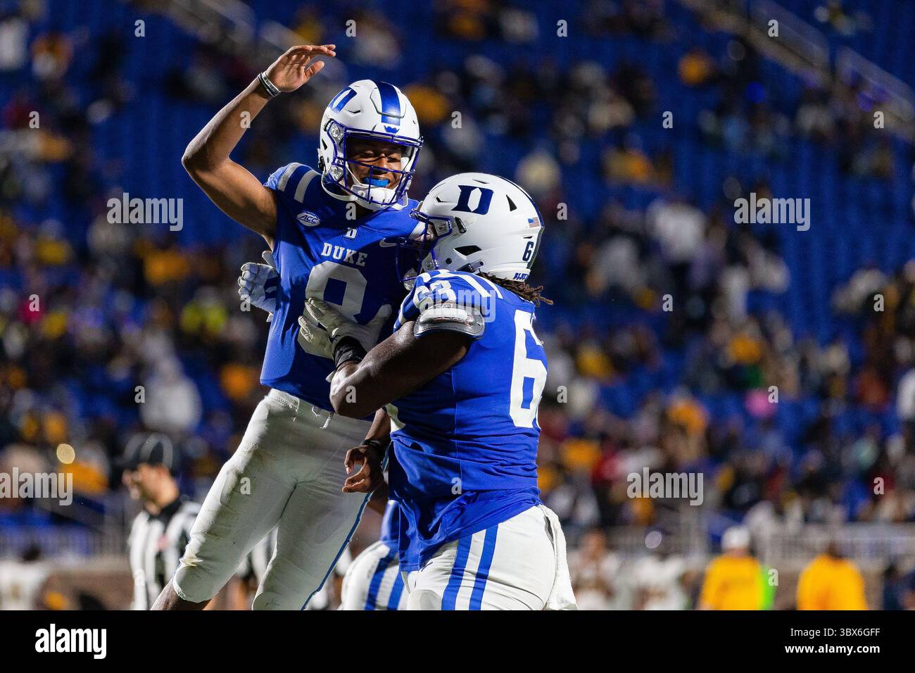 10 settembre 2021: Il quarterback dei Duke Blue Devils Jordan Moore (8) festeggia con la guardia Jacob Monk (63) nel terzo quarto della partita di calcio NCAA al Wallace Wade Stadium di Durham, NC. (Scott Kinser/Cal Sport Media)(immagine di credito: &Copy; Scott Kinser/CSM tramite cavo ZUMA) Foto Stock 10 settembre 2021: Il quarterback dei Duke Blue Devils Jordan Moore (8) festeggia con la guardia Jacob Monk (63) nel terzo quarto della partita di calcio NCAA al Wallace Wade Stadium di Durham, NC. (Scott Kinser/Cal Sport Media)(immagine di credito: &Copy; Scott Kinser/CSM tramite cavo ZUMA) Foto Stock