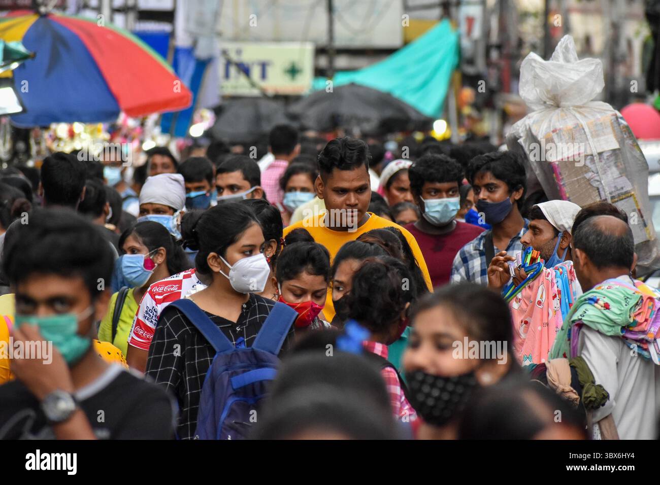 11 settembre 2021, Kolkata, bengala Occidentale, India: Le persone si vedono affollare un mercato a Kolkata , India , l'11 settembre 2021 , in seguito a nessun protocollo COVID , in mezzo ad un avvertimento contro una probabile terza ondata di epidemia di COVID-19 nel paese. (Immagine di credito: © Debarchan Chatterjee/ZUMA Press Wire) Foto Stock