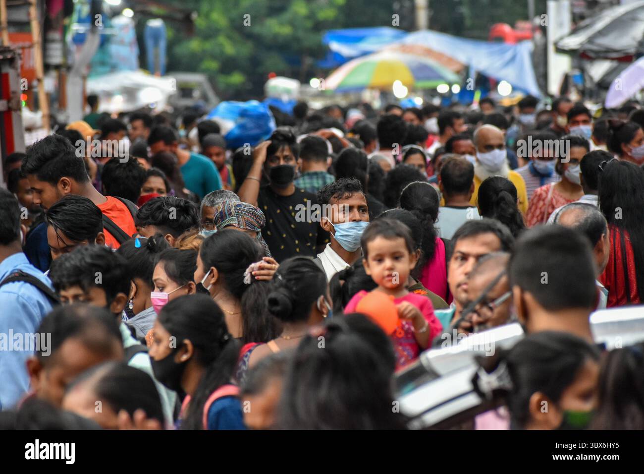 11 settembre 2021, Kolkata, bengala Occidentale, India: Le persone si vedono affollare un mercato a Kolkata , India , l'11 settembre 2021 , in seguito a nessun protocollo COVID , in mezzo ad un avvertimento contro una probabile terza ondata di epidemia di COVID-19 nel paese. (Immagine di credito: © Debarchan Chatterjee/ZUMA Press Wire) Foto Stock