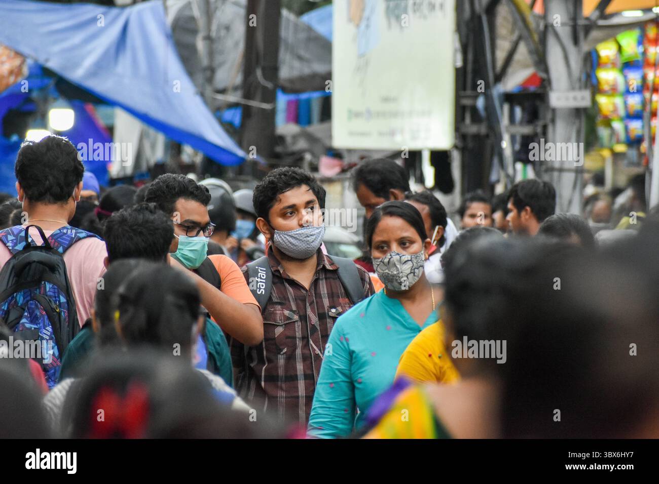 11 settembre 2021, Kolkata, bengala Occidentale, India: Le persone si vedono affollare un mercato a Kolkata , India , l'11 settembre 2021 , in seguito a nessun protocollo COVID , in mezzo ad un avvertimento contro una probabile terza ondata di epidemia di COVID-19 nel paese. (Immagine di credito: © Debarchan Chatterjee/ZUMA Press Wire) Foto Stock