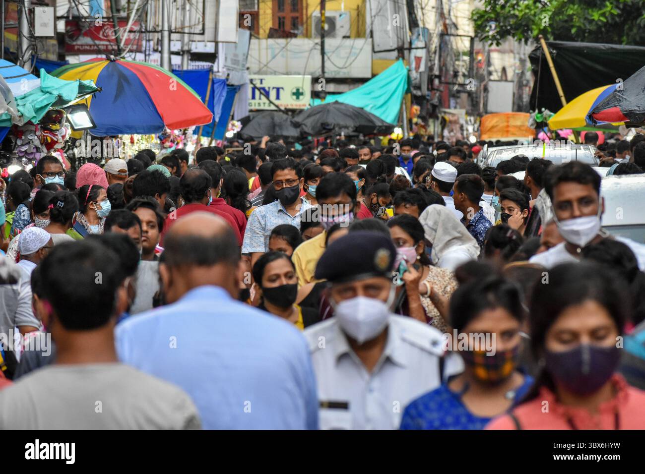 11 settembre 2021, Kolkata, bengala Occidentale, India: Le persone si vedono affollare un mercato a Kolkata , India , l'11 settembre 2021 , in seguito a nessun protocollo COVID , in mezzo ad un avvertimento contro una probabile terza ondata di epidemia di COVID-19 nel paese. (Immagine di credito: © Debarchan Chatterjee/ZUMA Press Wire) Foto Stock