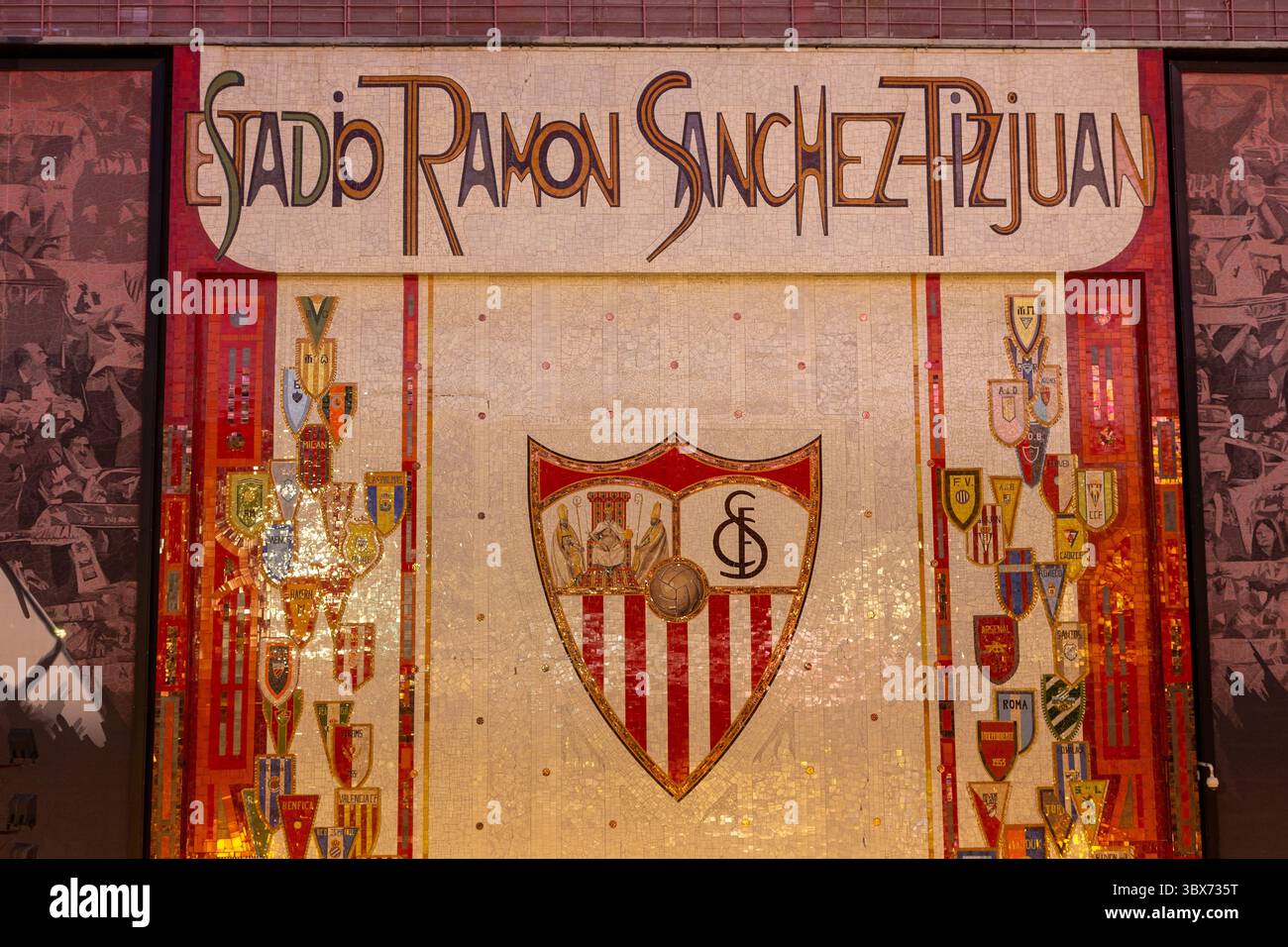 Facciata esterna dell'ingresso anteriore dello stadio Ramon Sanchez Pizjuan. Simbolo del logo del marchio Sevilla FC, dettaglio del campionato spagnolo la Liga Foto Stock
