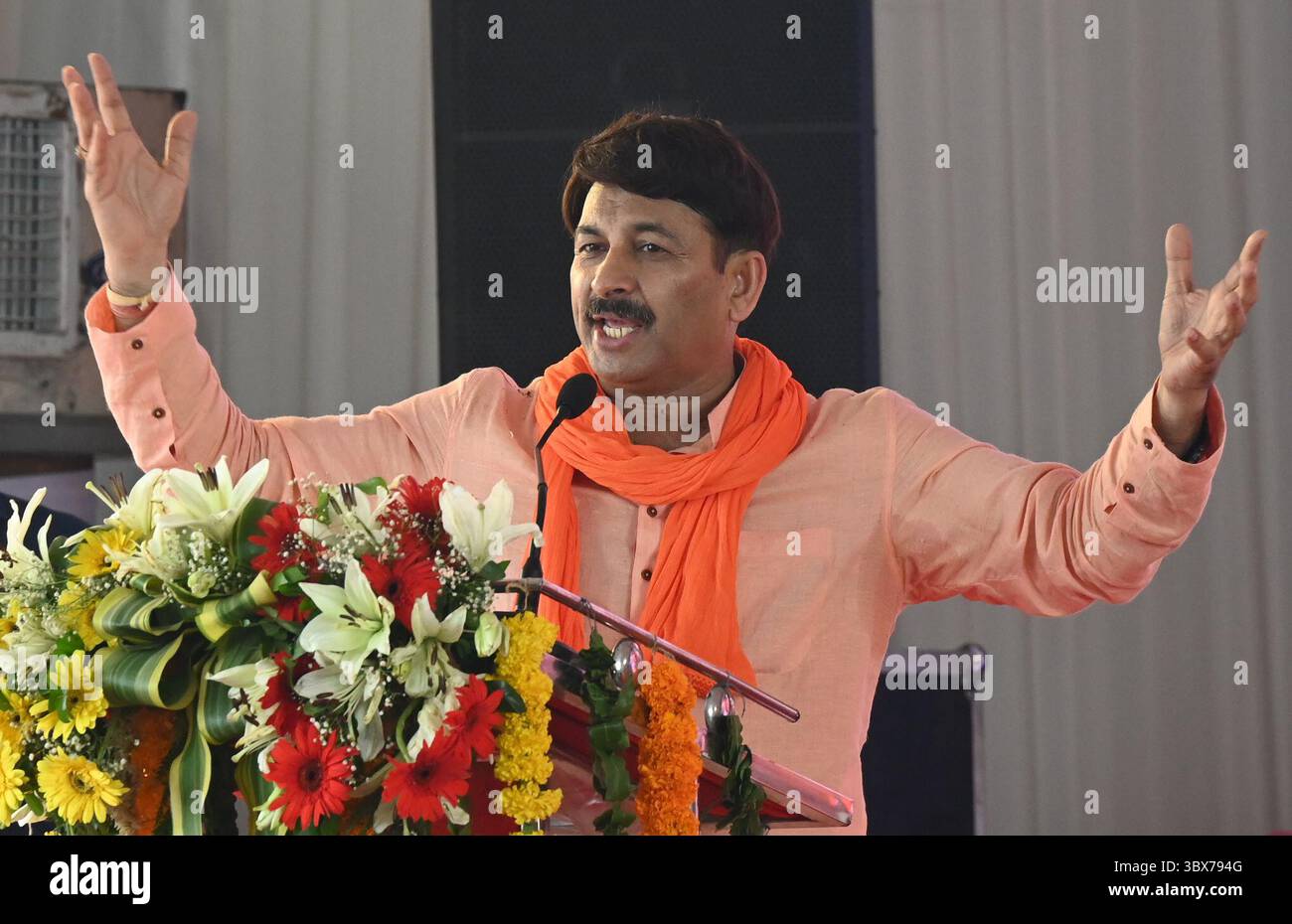 Nuova Delhi, India. 17 luglio 2025. NUOVA DELHI, INDIA - 17 LUGLIO: Il deputato di Delhi nord-orientale Manoj Tiwari parla durante la posa della pietra della Fondazione per la stazione di test automatizzato DTC presso il deposito NAND Nagri il 17 luglio 2025 a nuova Delhi, India. Centro di collaudo per veicoli a quattro corsie completamente automatizzato, in grado di condurre test di idoneità su 72.000 veicoli all'anno senza alcun coinvolgimento umano. (Foto di Sonu Mehta/Hindustan Times/Sipa USA) credito: SIPA USA/Alamy Live News Foto Stock