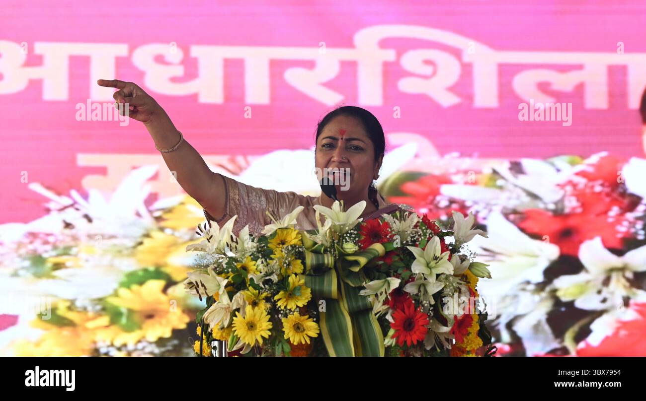 Nuova Delhi, India. 17 luglio 2025. NUOVA DELHI, INDIA - 17 LUGLIO: Il primo ministro di Delhi Rekha Gupta parla durante la posa della pietra della Fondazione per la stazione di test automatizzati DTC presso il deposito NAND Nagri il 17 luglio 2025 a nuova Delhi, India. Centro di collaudo per veicoli a quattro corsie completamente automatizzato, in grado di condurre test di idoneità su 72.000 veicoli all'anno senza alcun coinvolgimento umano. (Foto di Sonu Mehta/Hindustan Times/Sipa USA) credito: SIPA USA/Alamy Live News Foto Stock