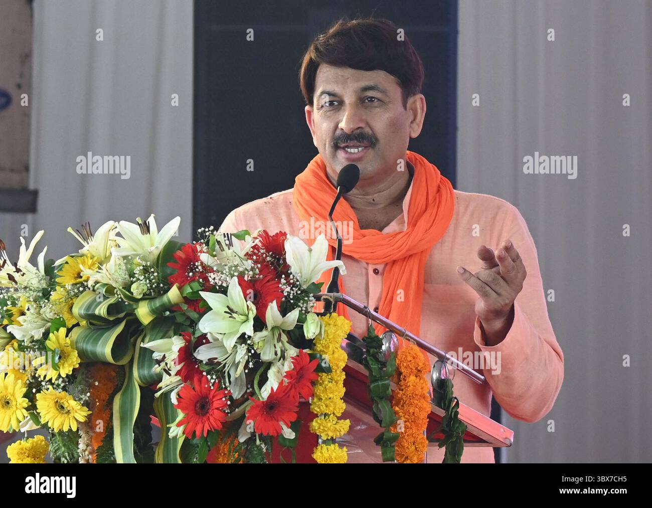 Nuova Delhi, India. 17 luglio 2025. NUOVA DELHI, INDIA - 17 LUGLIO: Il deputato di Delhi nord-orientale Manoj Tiwari parla durante la posa della pietra della Fondazione per la stazione di test automatizzato DTC presso il deposito NAND Nagri il 17 luglio 2025 a nuova Delhi, India. Centro di collaudo per veicoli a quattro corsie completamente automatizzato, in grado di condurre test di idoneità su 72.000 veicoli all'anno senza alcun coinvolgimento umano. (Foto di Sonu Mehta/Hindustan Times/Sipa USA) credito: SIPA USA/Alamy Live News Foto Stock