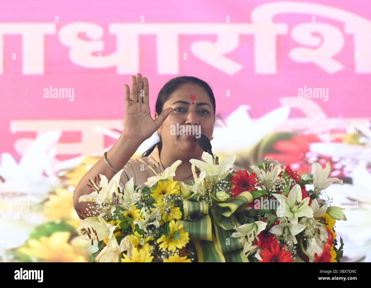 Nuova Delhi, India. 17 luglio 2025. NUOVA DELHI, INDIA - 17 LUGLIO: Il primo ministro di Delhi Rekha Gupta parla durante la posa della pietra della Fondazione per la stazione di test automatizzati DTC presso il deposito NAND Nagri il 17 luglio 2025 a nuova Delhi, India. Centro di collaudo per veicoli a quattro corsie completamente automatizzato, in grado di condurre test di idoneità su 72.000 veicoli all'anno senza alcun coinvolgimento umano. (Foto di Sonu Mehta/Hindustan Times/Sipa USA) credito: SIPA USA/Alamy Live News Foto Stock