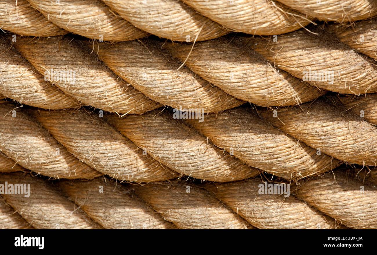 Una fune è un gruppo di filati, tele, fibre o trefoli che vengono intrecciati o intrecciati insieme in una forma più grande e più forte. Le funi hanno una resistenza alla trazione Foto Stock