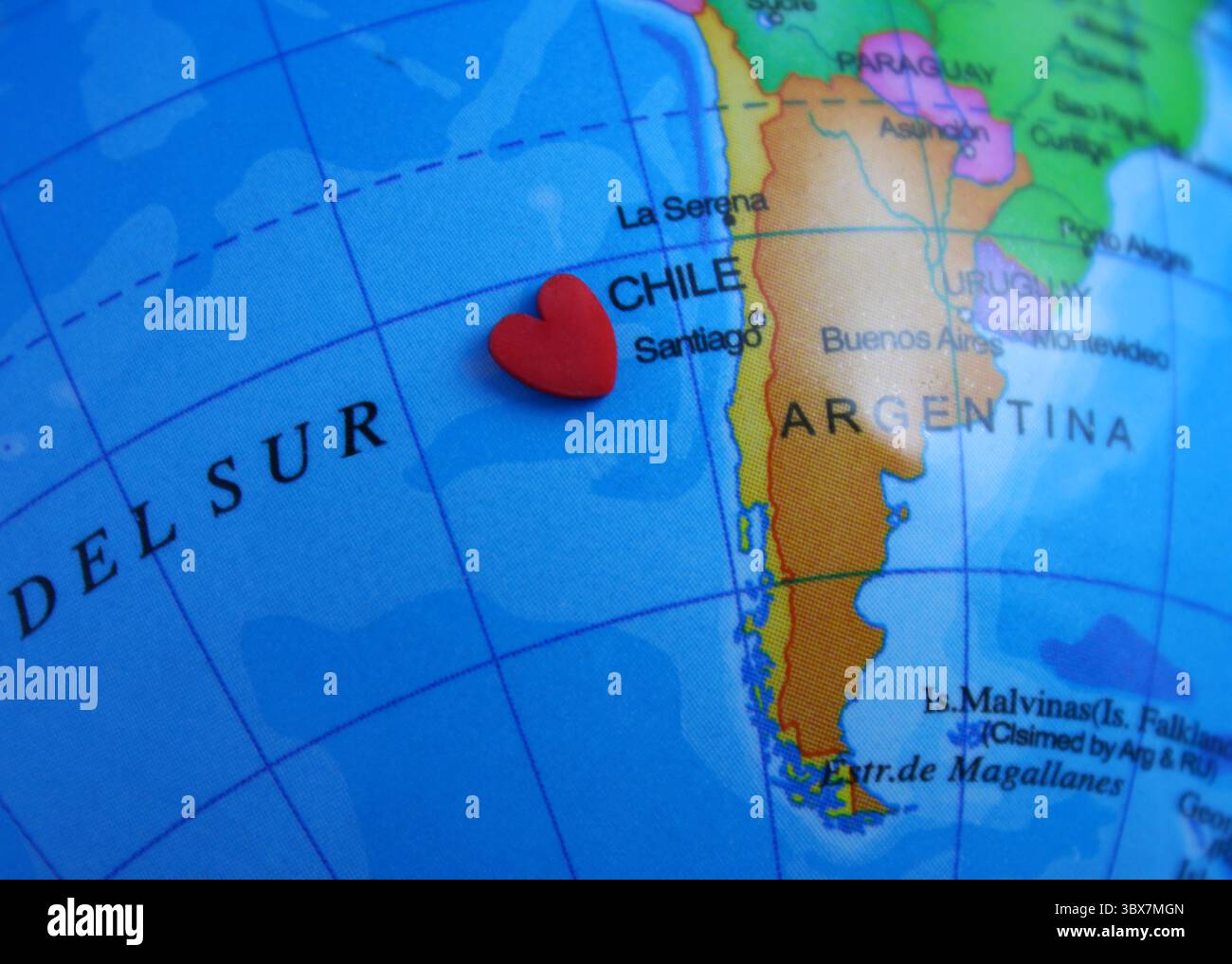 Cuore vicino al Cile sulla mappa - amore per la cultura cilena Foto Stock