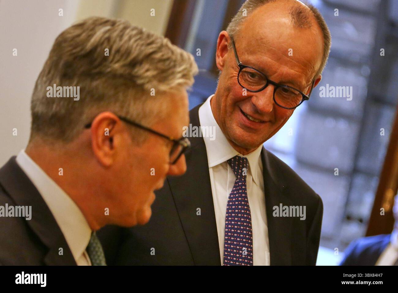 Londra, Inghilterra, Großbritannien, 17.07.2025: Victoria and Albert Museum: Unterzeichnung von Freundschaftsvertrag: L-R: Großbritanniens Premier Keir Starmer und Bundeskanzler Friedrich Merz CDU *** Londra, Inghilterra, Gran Bretagna, 17 07 2025 Victoria and Albert Museum firma del trattato di amicizia L R Great Britains primo ministro Keir Starmer e cancelliere tedesco Friedrich Merz CDU Copyright: xdtsxnachrichts_76437 Foto Stock
