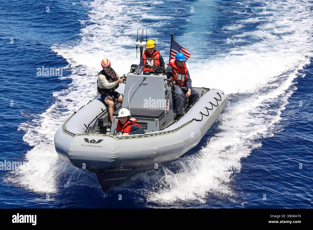 2 settembre 2021 - Mar Cinese meridionale - i marinai del cacciatorpediniere missilistico guidato classe Arleigh Burke USS Benfold (DDG 65) conducono operazioni su piccole imbarcazioni. La Benfold è assegnata al Comandante, Task Force (CTF) 71/Destroyer Squadron (DESRON) 15, il più grande DESRON schierato in avanti della Marina e la principale forza di superficie della 7th Fleet. (Immagine di credito: © U.S. Navy/ZUMA Press Wire Service/ZUMAPRESS.com) Foto Stock