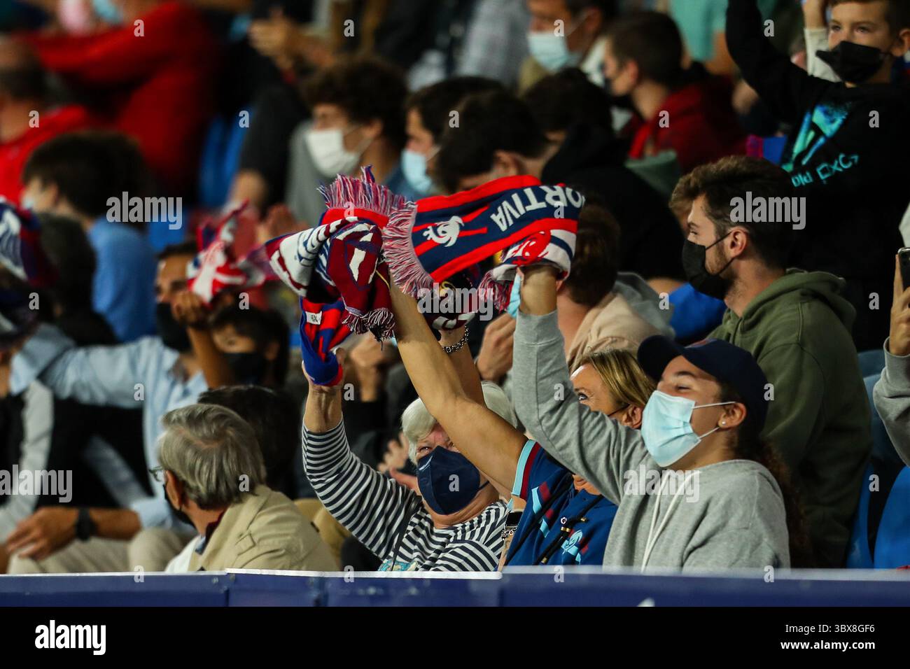 21 settembre 2021, VALENCIA, VALENCIA, SPAGNA: Tifosi del Levante durante la partita di Santander League tra Levante UD e RC Celta de Vigo allo Stadio Ciutat de Valencia il 21 settembre 2021, a Valencia, Spagna. (Immagine di credito: © Ivan Terron/AFP7 via ZUMA Press Wire) Foto Stock