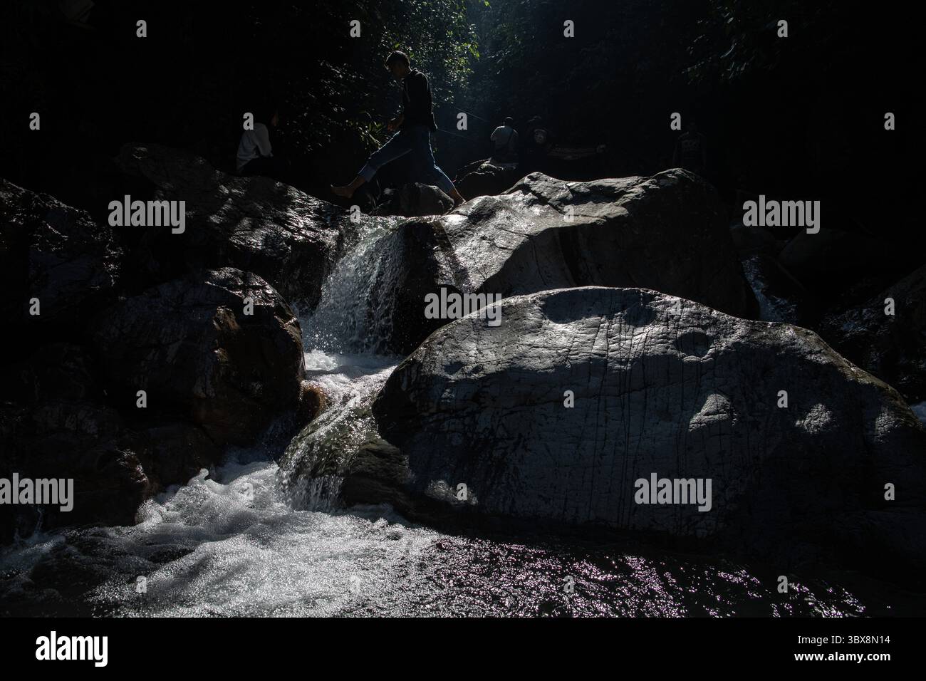 22 settembre 2021, Sentul City, Giava occidentale, Indonesia: Sentul, Bogor, Giava Occidentale, 22 settembre 2021: il sito turistico della cascata Leuwi Hejo a Sentul, Bogor, Giava Occidentale ha riaperto al pubblico. Dopo che i casi di Covid-19 in Indonesia hanno iniziato a diminuire drasticamente, molti siti turistici in Indonesia sono stati riaperti al pubblico. (Immagine di credito: © Donal Husni/ZUMA Press Wire) Foto Stock
