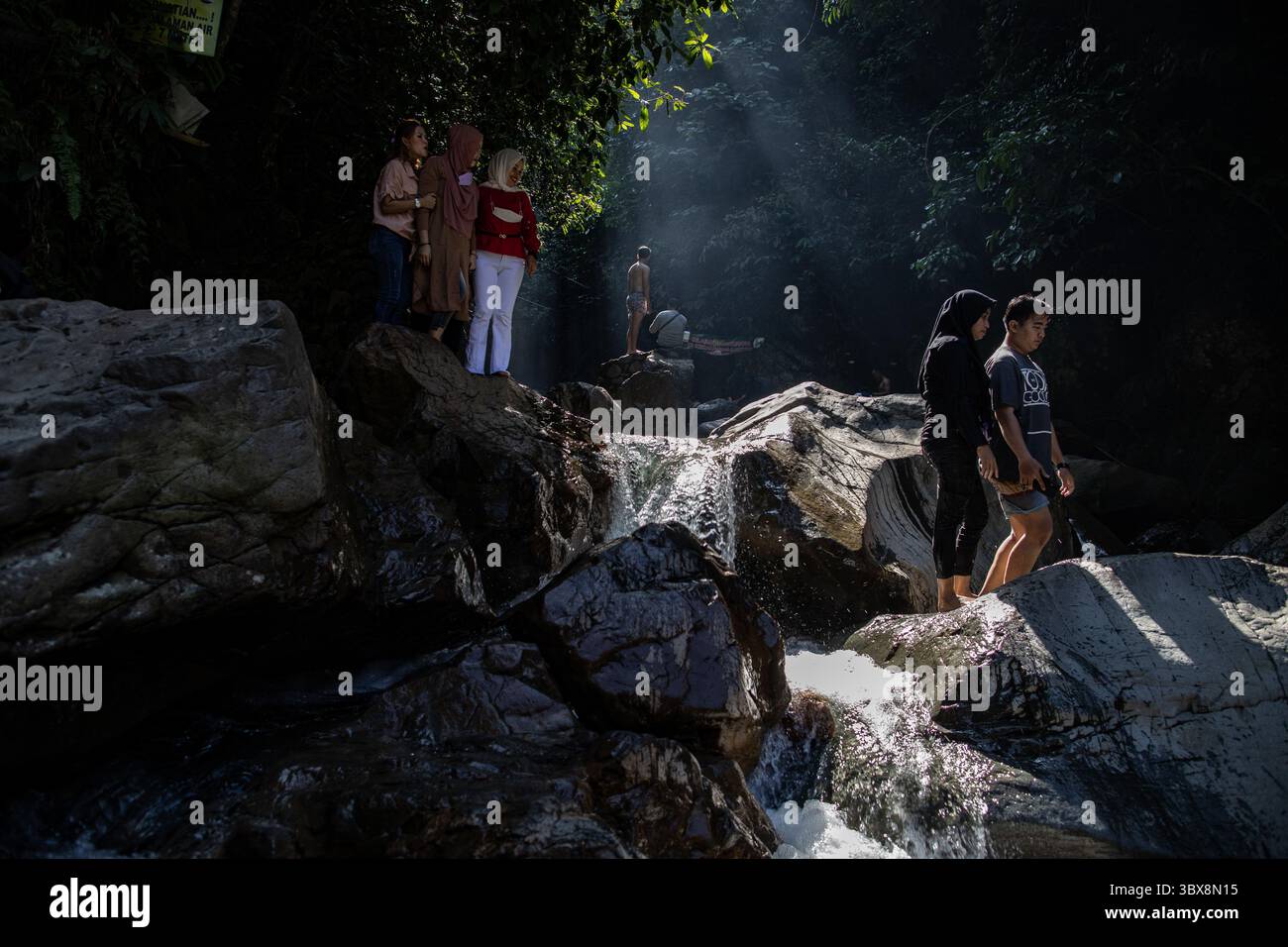 22 settembre 2021, Sentul City, Giava occidentale, Indonesia: Sentul, Bogor, Giava Occidentale, 22 settembre 2021: il sito turistico della cascata Leuwi Hejo a Sentul, Bogor, Giava Occidentale ha riaperto al pubblico. Dopo che i casi di Covid-19 in Indonesia hanno iniziato a diminuire drasticamente, molti siti turistici in Indonesia sono stati riaperti al pubblico. (Immagine di credito: © Donal Husni/ZUMA Press Wire) Foto Stock