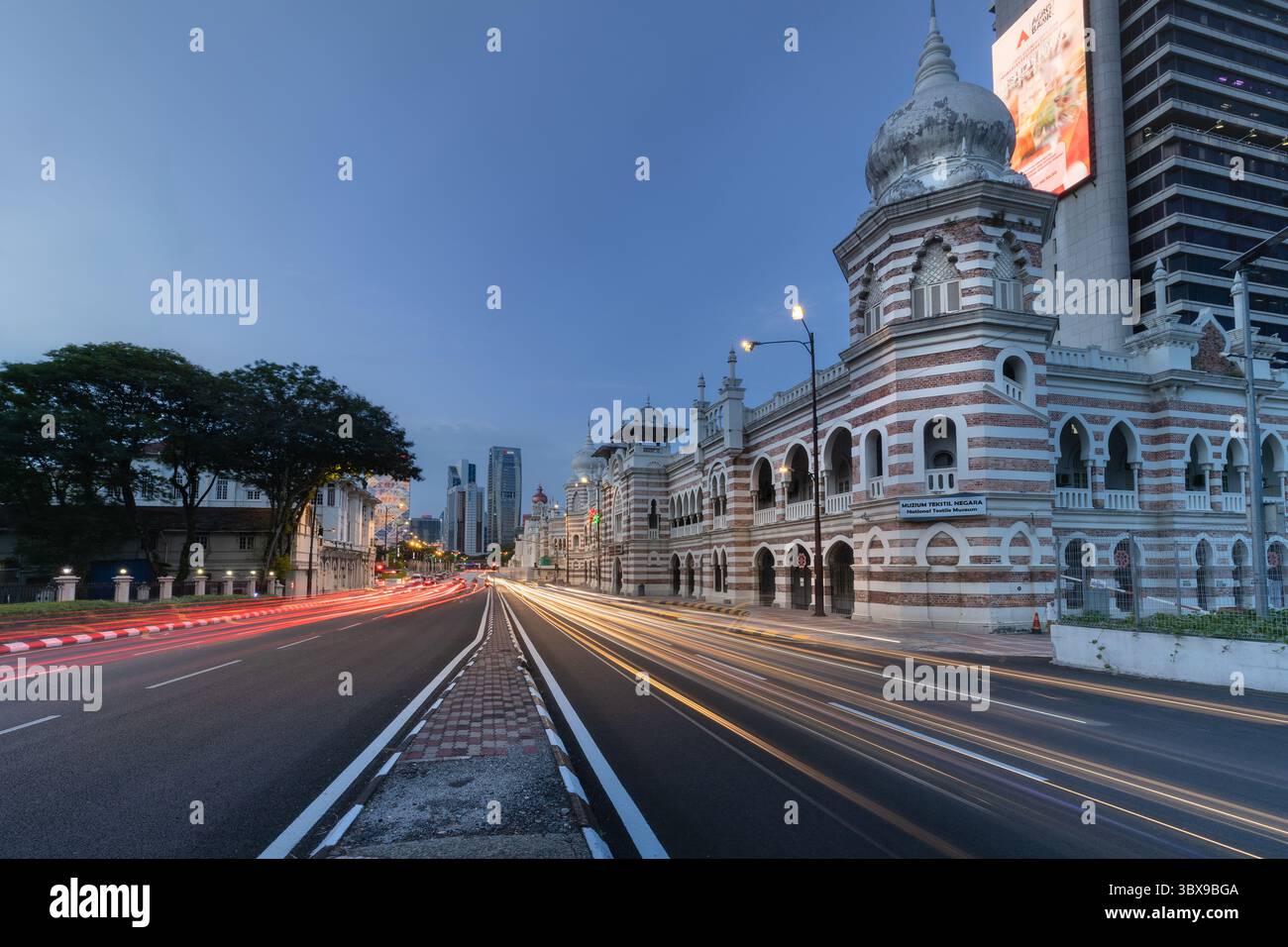 Foto a lunga esposizione dei sentieri a semaforo che passano per il National Textile Museum di Kuala Lumpur, Malesia, durante l'ora blu Foto Stock