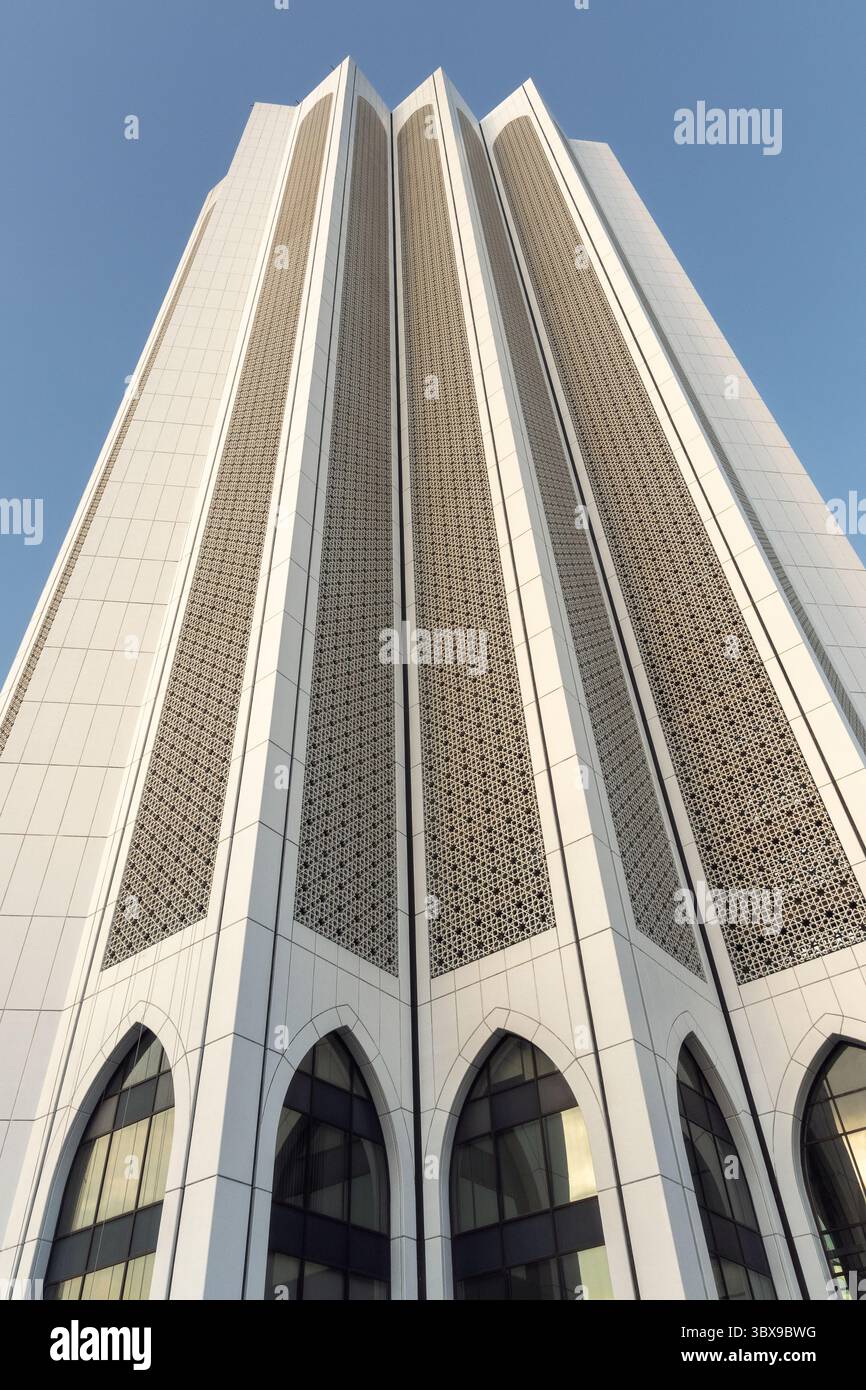 Vista dall'angolo basso della torre degli uffici del Dayabumi Complex di Kuala Lumpur, ispirata all'Islam, che presenta un design modernista con tradizionali motivi geometrici Foto Stock