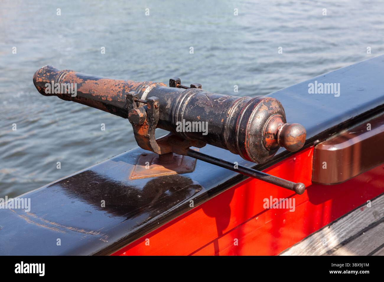 piccolo cannone a bordo di una nave storica Foto Stock