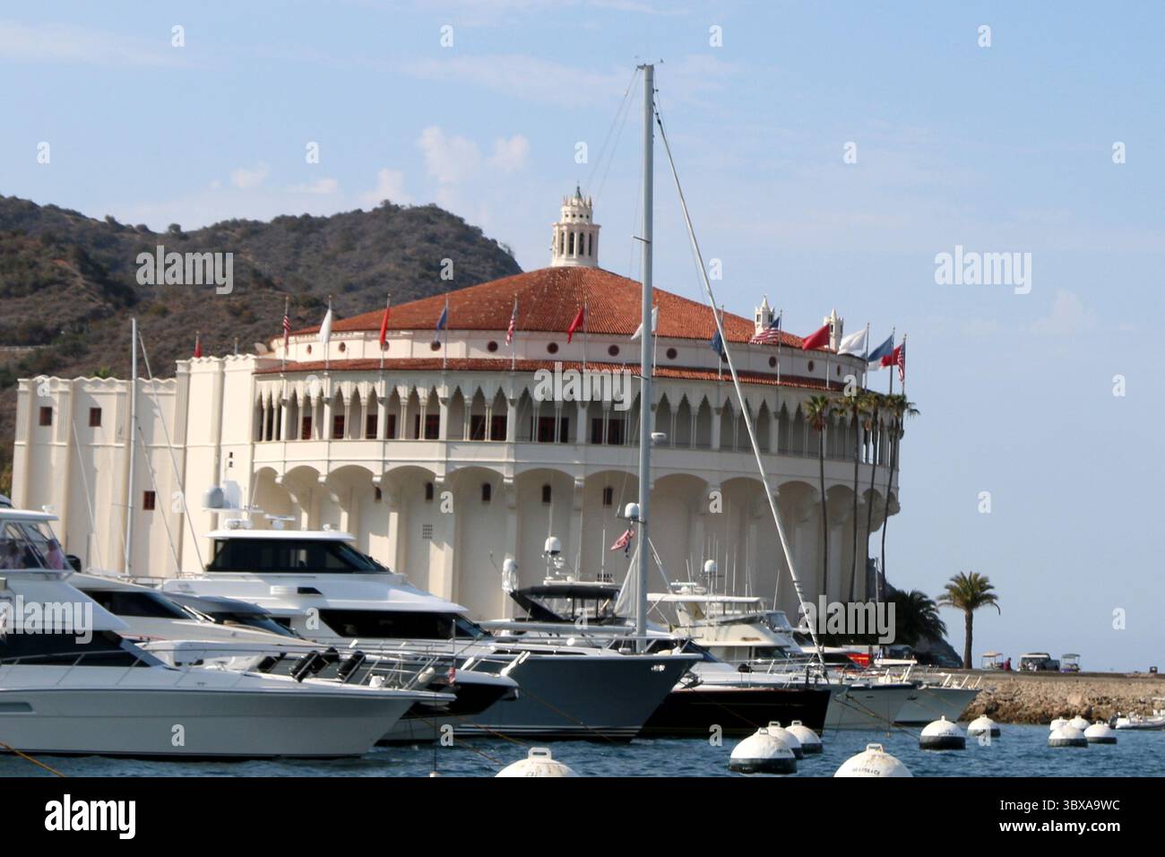 24 settembre 2021, Avalon, CA, Stati Uniti: LOS ANGELES - 24 settembre: Catalina Casino dal porto di Catalina il 24 settembre 2021 ad Avalon, CA (immagine di credito: © Kathy Hutchins via ZUMA Press Wire) Foto Stock