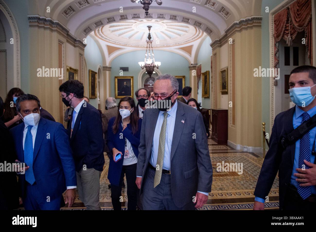 30 settembre 2021, Washington, District of Columbia, USA: Chuck Schumer (Democratico di New York), leader di maggioranza del Senato degli Stati Uniti, si reca alla camera del Senato durante una votazione sulla risoluzione continuativa al Campidoglio degli Stati Uniti a Washington, DC, giovedì 30 settembre 2021 (Credit Image: © Rod Lamkey/CNP via ZUMA Press Wire) Foto Stock
