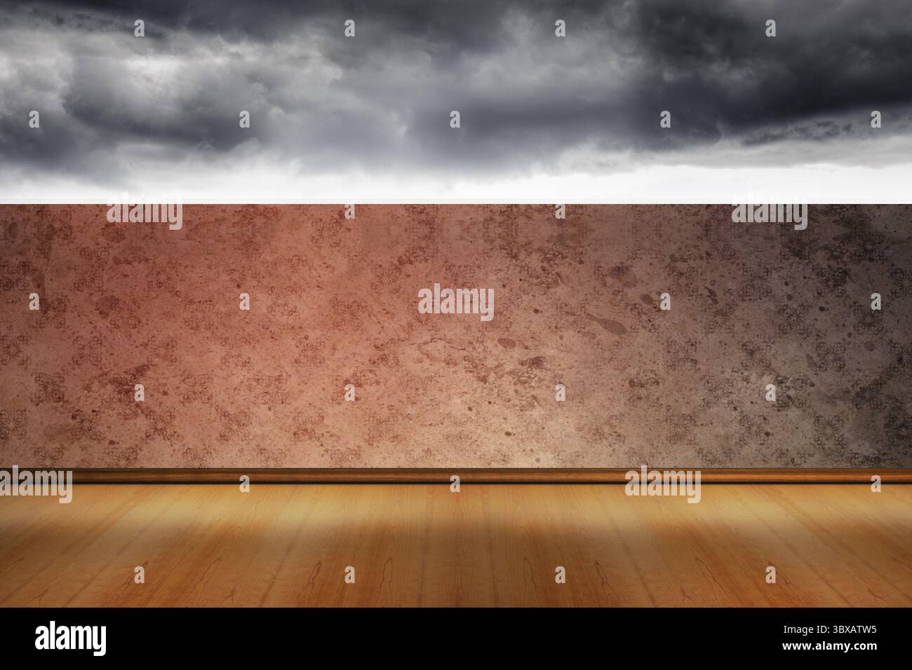 Nuvole di tempesta che si innalzano sopra una parete in gesso testurizzato su un pavimento in legno duro lucido con un design piatto Foto Stock
