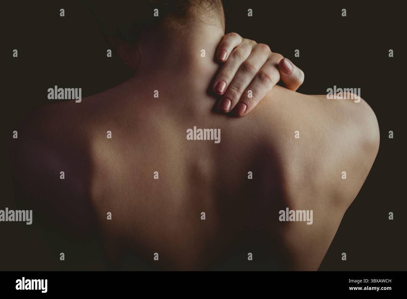 La donna adulta è in piedi in un'illustrazione piatta e poco illuminata, appoggiando la mano sulla spalla, mostrando la curva posteriore Foto Stock