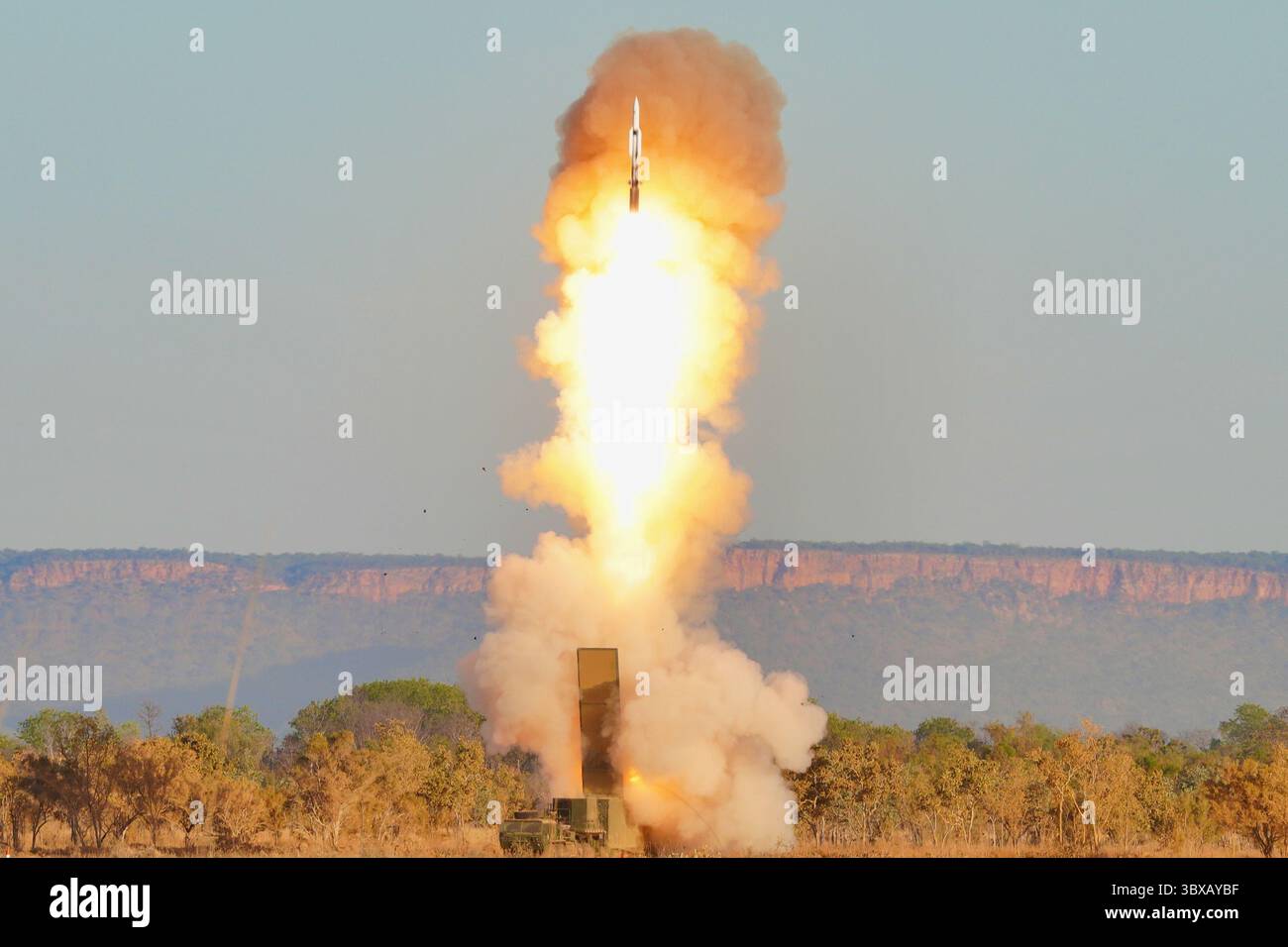 16 luglio 2025 - Australia' - soldati assegnati alla 3rd Multi-Domain Task Force conducono la prima esercitazione di fuoco vivo con capacità a medio raggio al di fuori degli Stati Uniti continentali, affondando con successo un bersaglio marittimo con una Standard Missile-6 Force durante l'esercitazione Talisman Sabre 25 nel territorio del Nord dell'Australia, 16 luglio 2025. Talismano Sabre è un esercizio bilaterale che riflette lo stretto rapporto militare tra Australia e Stati Uniti (immagine di credito: © U.S. Army/ZUMA Press Wire) SOLO PER USO EDITORIALE! Non per USO commerciale! Foto Stock