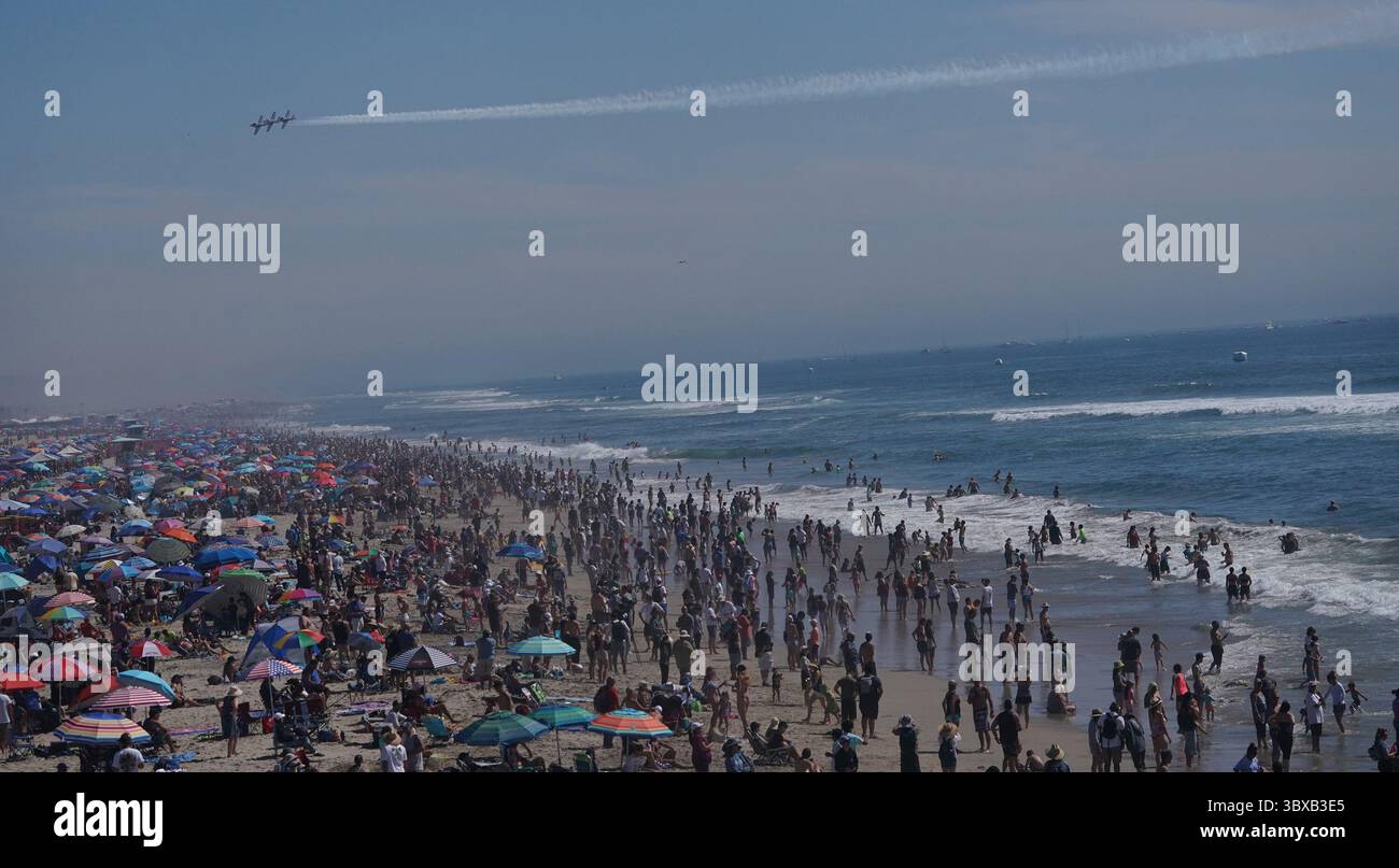 3 ottobre 2021, Huntington Beach, CA, Stati Uniti: Gli UCCELLI DA NEVE delle forze canadesi si si esibiscono all'annuale Pacific Air Show 2021, Huntington Beach, California, USA, 2 ottobre, 2021. oltre 1,5 milioni di persone hanno partecipato allo spettacolo, tra cui esibizioni degli US Navy Blue Angels, US Air Force Thunderbirds, Canadian Forces Snowbirds, US Airf frce ACCF-35A demo team, US Marine MV-22 Osprey demo team, US Navy EA-18 Rwler flight team, US Navy F-35A demo team, US Navy leapfrogs, US Army Golden Knights, Lon Air Museum B-52, Greg Colyler T-33 Jet 52 e Blue Bys Foto Stock