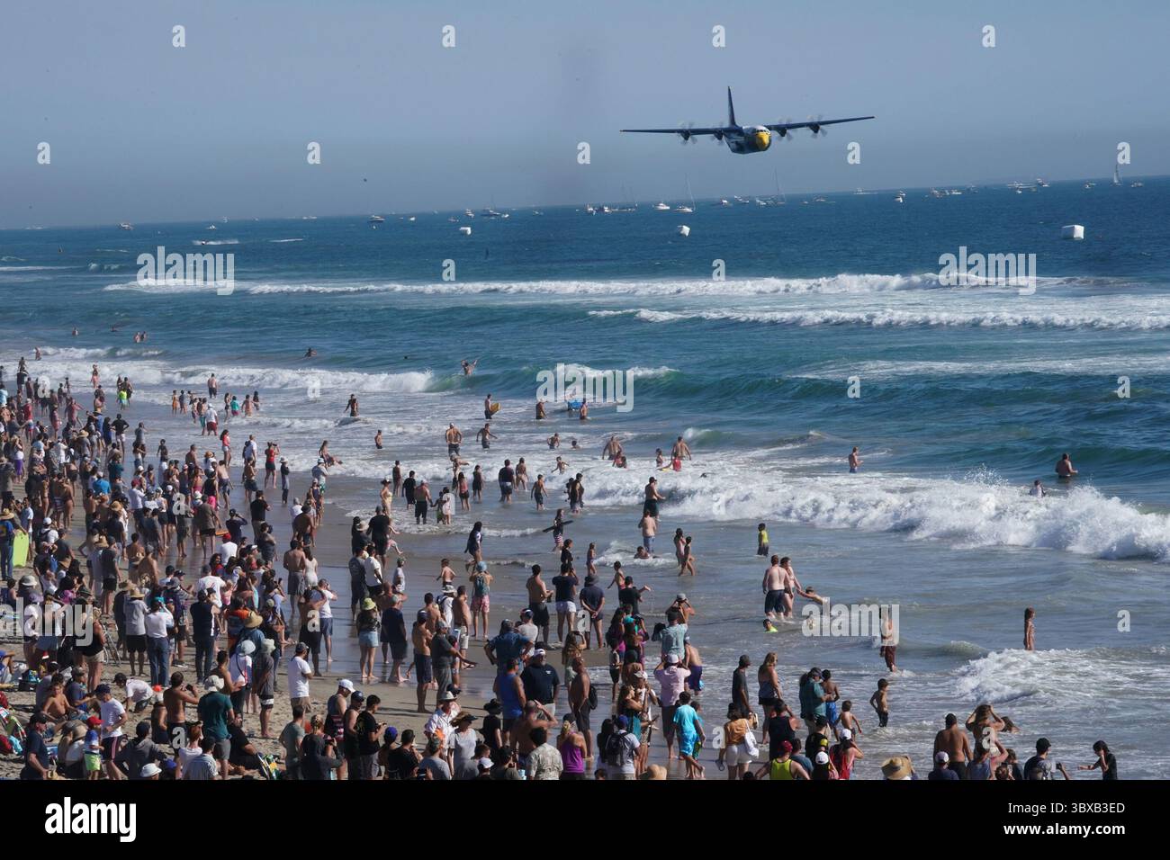 3 ottobre 2021, Huntington Beach, CALIFORNIA, Stati Uniti: FAT ALBERT, il famoso team Blue Angels della Marina degli Stati Uniti effettua un volo all'annuale Pacific Air Show 2021, Huntington Beach, California, USA, 2 ottobre, 2021. oltre 1,5 milioni di persone hanno partecipato allo spettacolo, tra cui esibizioni degli US Navy Blue Angels, US Air Force Thunderbirds, Canadian Forces Snobirds, US Airf frce ACCF-35A demo team, US Marine MV-22 Osprey demo team, US Navy EA-18 Rwler flight team, US Navy F-35A demo team, US Navy leapfrogs, US Army Golden Knights, Lon Air Museum B-52, Greg Colyler T-33 Jet e Fly Foto Stock