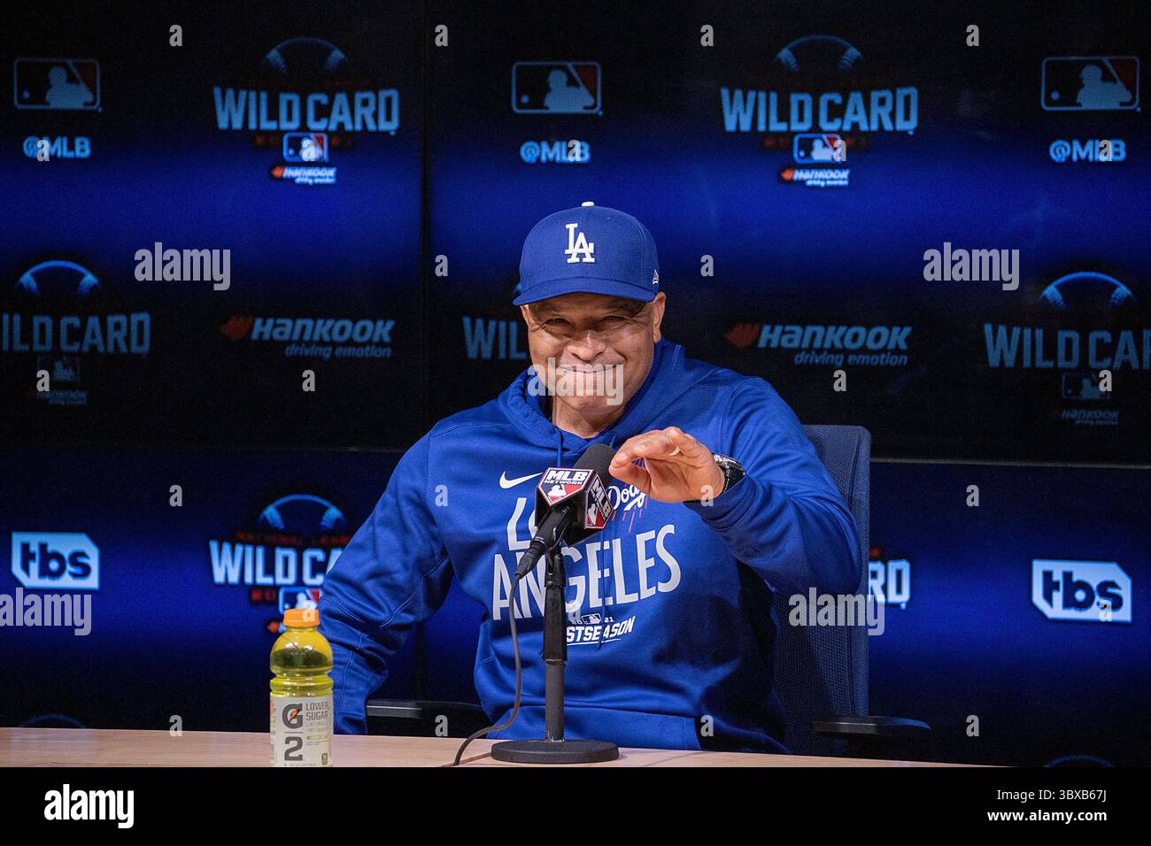 5 ottobre 2021, Los Angeles, California, Stati Uniti: Manager, Dave Roberts dei Los Angeles Dodgers parla con i media prima della loro pratica martedì 5 ottobre 2021 in preparazione per la loro partita MLB Wild Card con i St. Louis Cardinals che si disputerà mercoledì 6 ottobre 2021 al Dodger Stadium di Los Angeles, California. JAVIER ROJAS/PI (immagine di credito: © Prensa Internacional via ZUMA Press Wire) Foto Stock