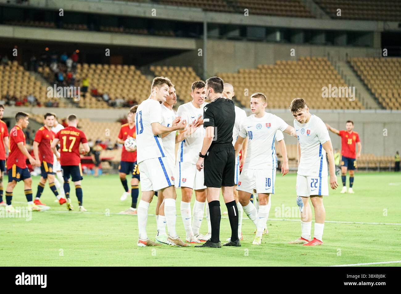 8 ottobre 2021, Siviglia, Spagna: I giocatori slovacchi protestano durante il turno di qualificazione a Euro U21/2023 tra Spagna e Slovacchia allo Stadio la Cartuja di Siviglia. (Immagine di credito: © Francis Gonzalez/SOPA immagini tramite ZUMA Press Wire) Foto Stock