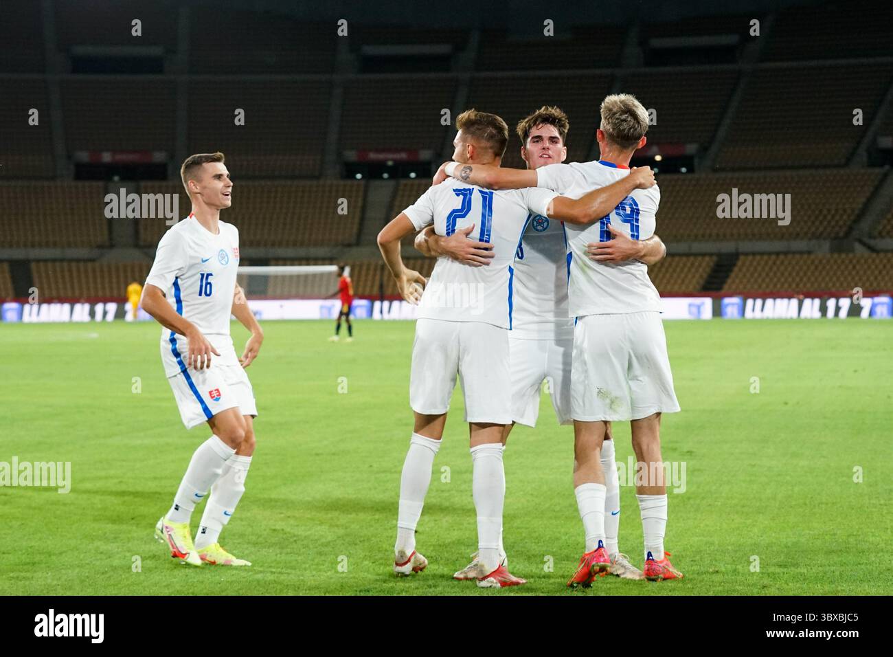 8 ottobre 2021, Siviglia, Spagna: I giocatori slovacchi festeggiano un gol durante il turno di qualificazione a Euro U21/2023 tra Spagna e Slovacchia allo Stadio la Cartuja di Siviglia. (Immagine di credito: © Francis Gonzalez/SOPA immagini tramite ZUMA Press Wire) Foto Stock