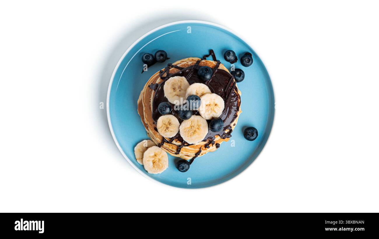 Pancake con bacche e cioccolato isolati su sfondo bianco. Foto di alta qualità Foto Stock