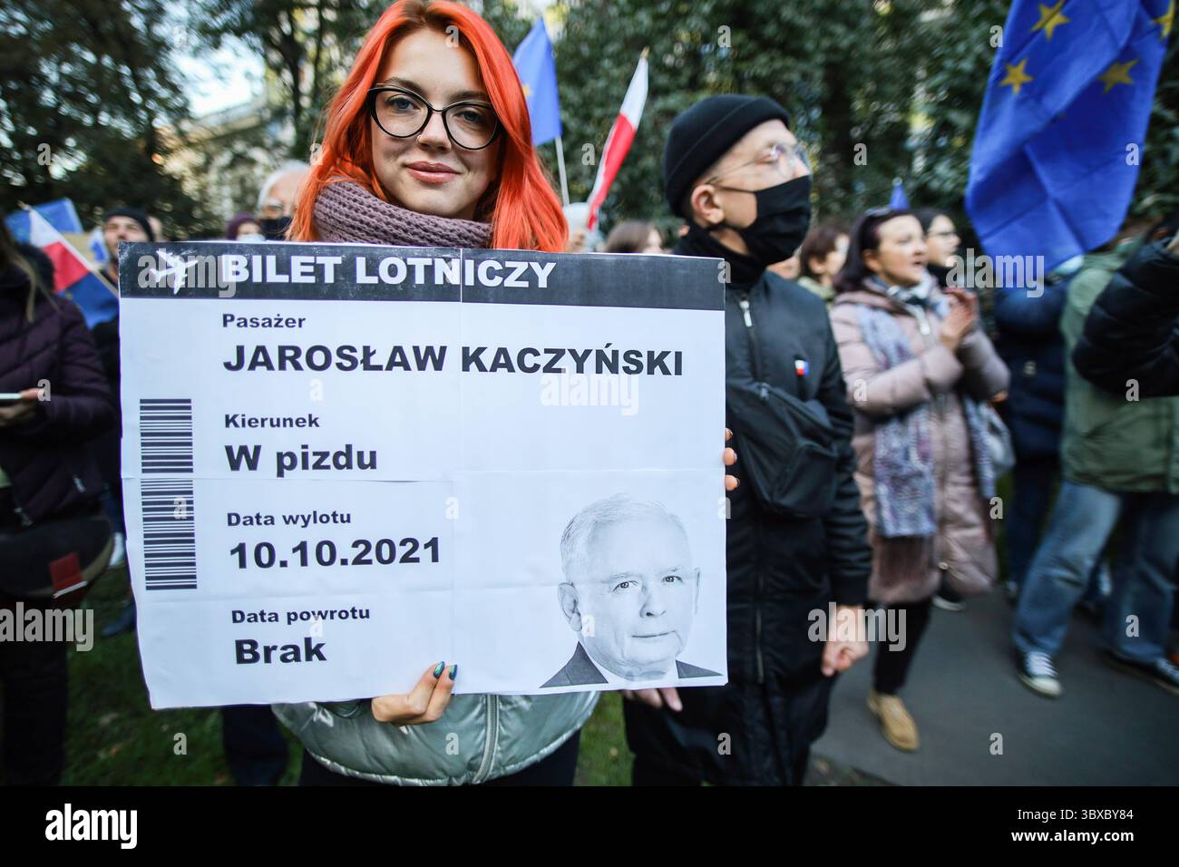 10 ottobre 2021, Cracovia, Polonia: Si vede un manifestante con un cartello con un biglietto aereo di sola andata "To Somewhere far" per Jaroslaw Kaczynski, vice primo ministro polacco e praticamente il sovrano della Polonia durante la manifestazione. Migliaia di polacchi hanno partecipato a una manifestazione a sostegno dell'adesione della Polonia all'UE e contro la politica del governo dopo che il Tribunale costituzionale polacco ha stabilito il primato della costituzione rispetto al diritto dell'UE. La sentenza dei tribunali è ampiamente commentata dall'opposizione come una minaccia a un fondamento dell'integrazione europea e un passo importante verso Polexit. (Immagine credito Foto Stock